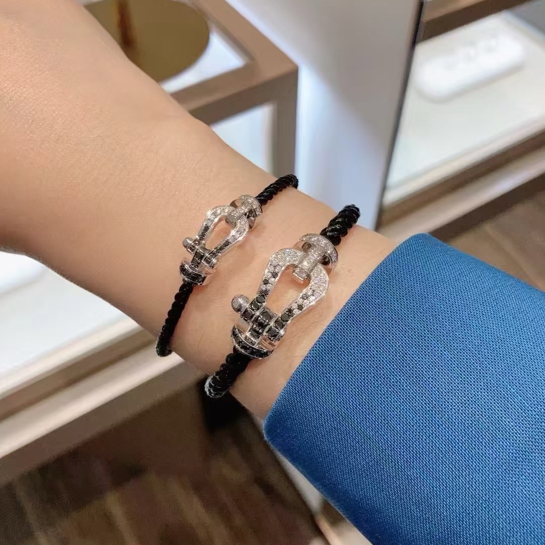 💥新品发布❤火爆🎉钢丝费雷德 Fred斐登满钻、半钻、无钻马蹄扣中性款高品质黑色钢丝绳手链手镯！本命绳👉🏻大牌 时尚 精致💠FORCE 系列手链⭐高端定制～亚金微电镀18k金工艺 精工马蹄扣头手镯！上手效果非常百搭💍 网红达人 时尚一族必备单品 玫瑰金、黄金、银色扣头😘男女情侣款两个码数：17/19cm