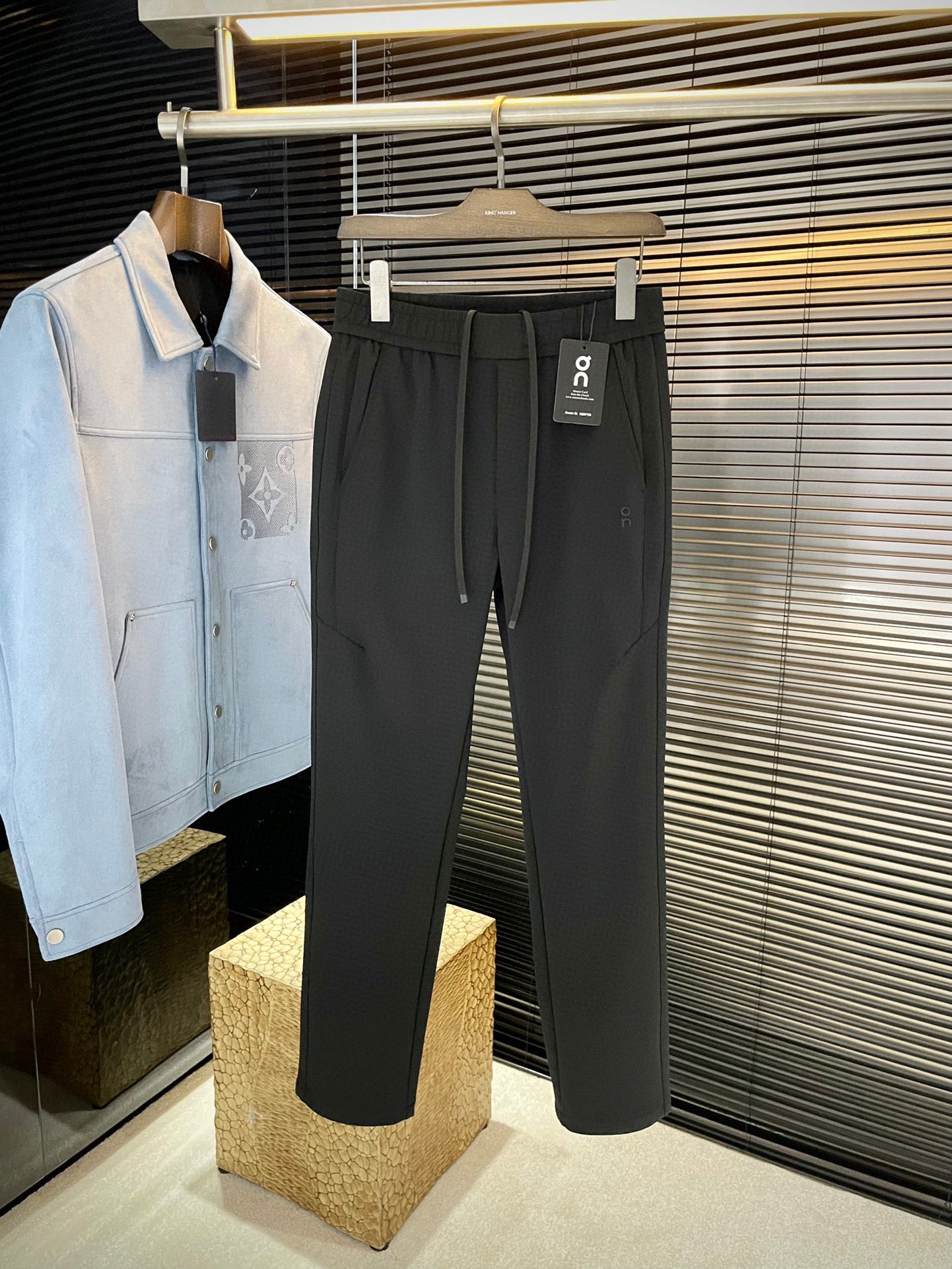 NO:600904,P On Running 2025 new autumn style, the latest casual pants from the counter. The original pants type is casual and versatile on the upper body, casual and lazy style, customized original imported nylon fabric. The fabric is comfortable, with a strong sense of quality, and the upper body effect is excellent. The comfort is overwhelming. The brand pattern embroidery is embellished with fine embroidery, one-to-one restoration... High-end atmosphere, the ultimate product in quality. Do you have the taste of autumn? The first choice for autumn casual pants. Everyone must buy... Size 29-38  Purchasing agent level,,alexander wang19860909P  On Running 2025秋季新款,专柜最新休闲裤.原版裤型上身休闲百搭、随性慵懒范,定制原版进口锦纶面料 面料舒适,品质感极强,上身效果极佳 舒适感爆棚. 品牌图案刺绣点缀 刺绣精细,一比一还原…高端大气,品质中的臻品 秋天的的味道有没有,秋季休闲裤首选 .人手必入……码数 29-38 代购级别,,alexander wang,Men's clothing