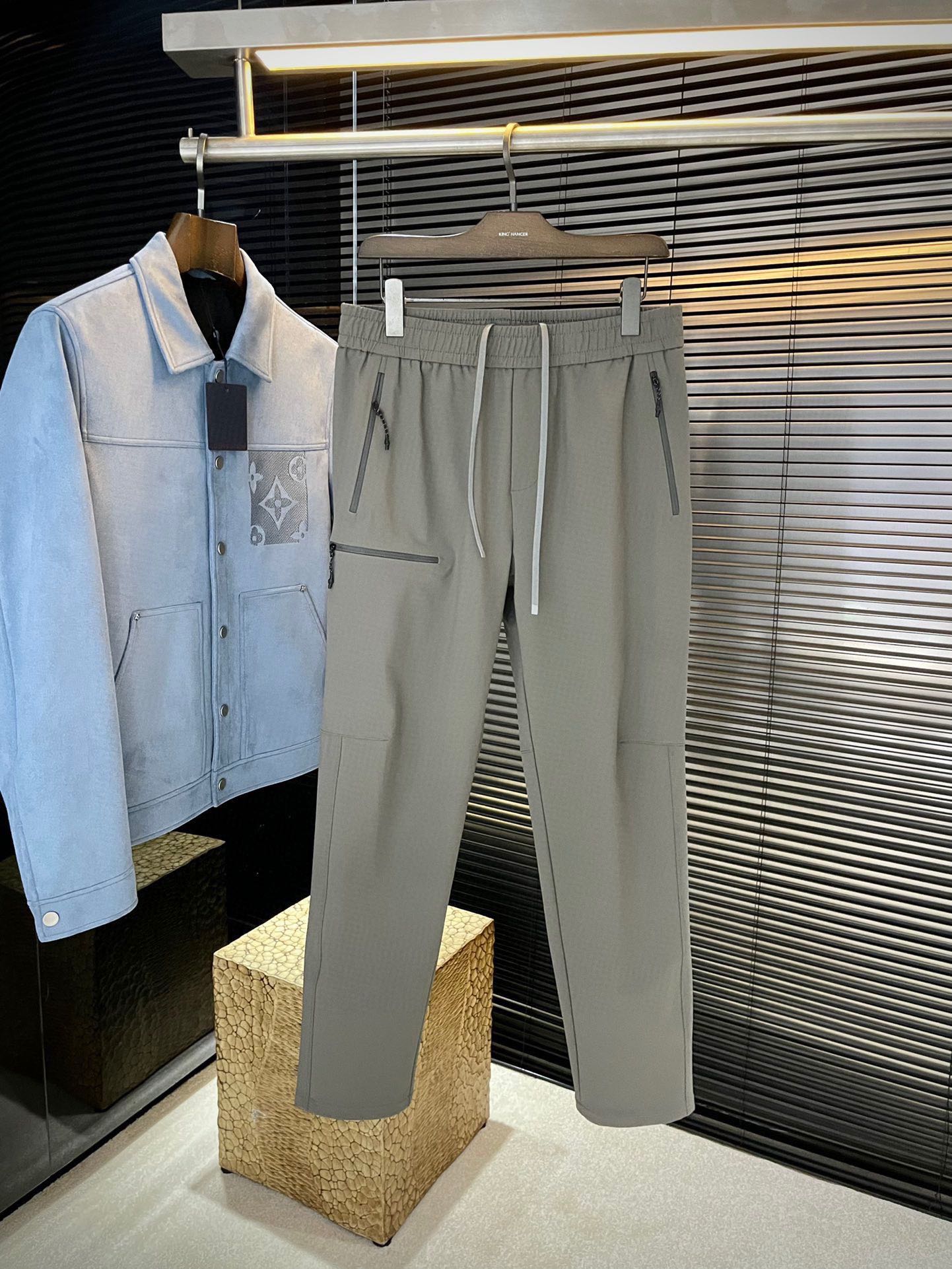 NO:600906,P PRAD (Pula) 2025 new autumn style, the latest casual pants at the counter. The original trousers are casual and versatile, with a casual and lazy style. The original imported nylon fabric is customized. The fabric is comfortable, with a strong sense of quality, and the upper body effect is excellent. The comfort is overwhelming. The brand pattern is embroidered and embellished. The embroidery is fine and restored one to one... High-end atmosphere, the best quality products. Do you have the taste of autumn? The first choice for autumn casual pants. A must-have... Size 29-38  Purchasing agent level,,prada,prada,alexander wang19860909P  PRAD（普拉）2025秋季新款,专柜最新休闲裤.原版裤型上身休闲百搭、随性慵懒范,定制原版进口锦纶面料 面料舒适,品质感极强,上身效果极佳 舒适感爆棚. 品牌图案刺绣点缀 刺绣精细,一比一还原…高端大气,品质中的臻品 秋天的的味道有没有,秋季休闲裤首选 .人手必入……码数 29-38 代购级别,,prada,prada,alexander wang,Men's clothing