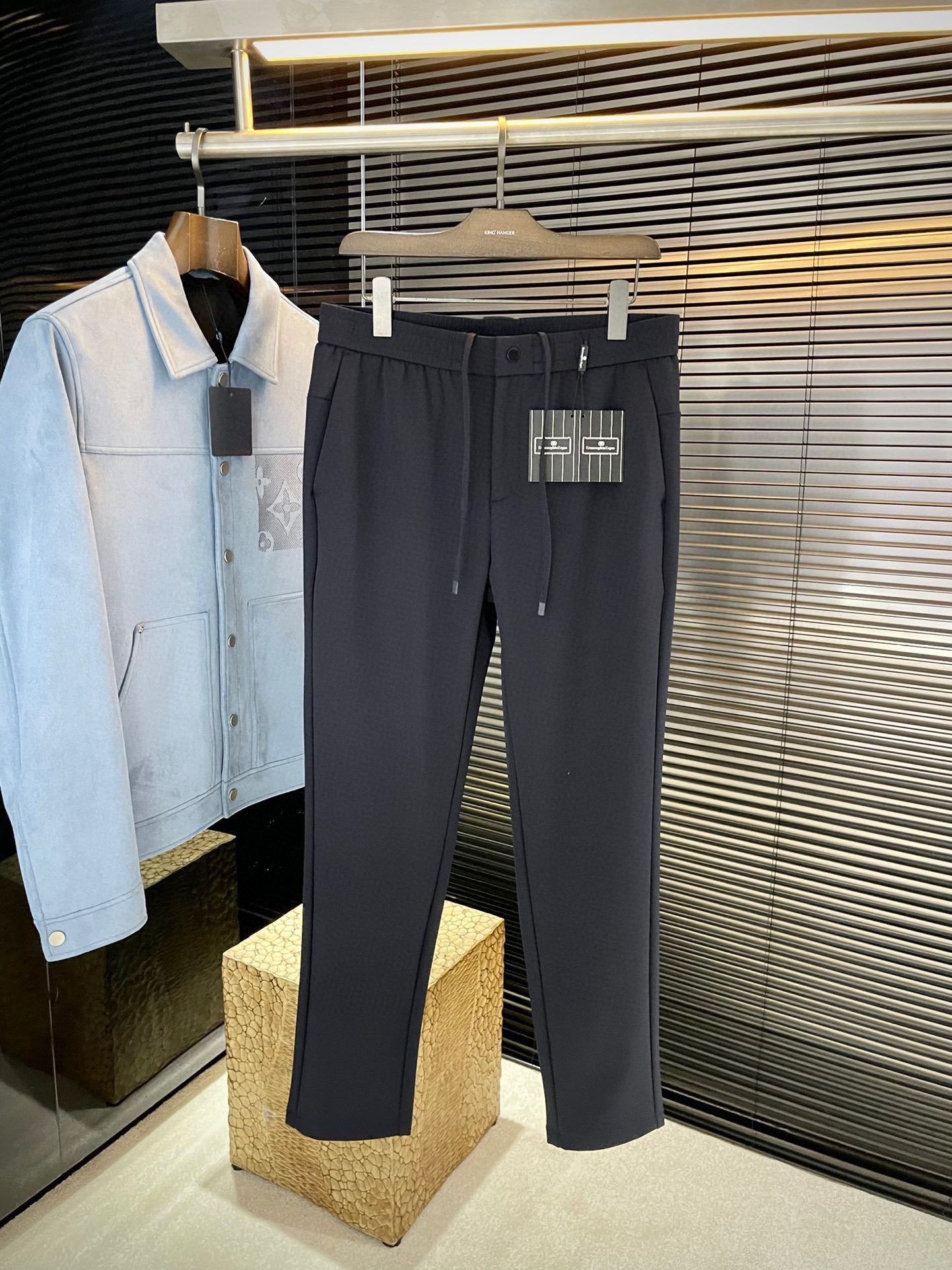 NO:600908,P Z Zegn (Emenia Ermenegildo Zegna) 2025 new autumn style, the latest casual sweatpants at the counter. The original trousers have a casual and versatile upper body, casual and lazy style, customized original imported nylon fabric. The fabric is comfortable, has a strong sense of quality, and the upper body effect is excellent. The comfort is overwhelming. The brand pattern embroidery is embellished. The embroidery is fine, restored one to one... High-end atmosphere, the ultimate product in quality. Do you have the taste of autumn? The first choice for autumn casual pants. Everyone must enter... Size number  29-38 purchasing agent level,,zegna,alexander wang19860909P  Z Zegn（杰尼亚） 2025秋季新款,专柜最新休闲卫裤.原版裤型上身休闲百搭、随性慵懒范,定制原版进口锦纶面料 面料舒适,品质感极强,上身效果极佳 舒适感爆棚. 品牌图案刺绣点缀 刺绣精细,一比一还原…高端大气,品质中的臻品 秋天的的味道有没有,秋季休闲裤首选 .人手必入……码数 29-38 代购级别,,zegna,alexander wang,Men's clothing