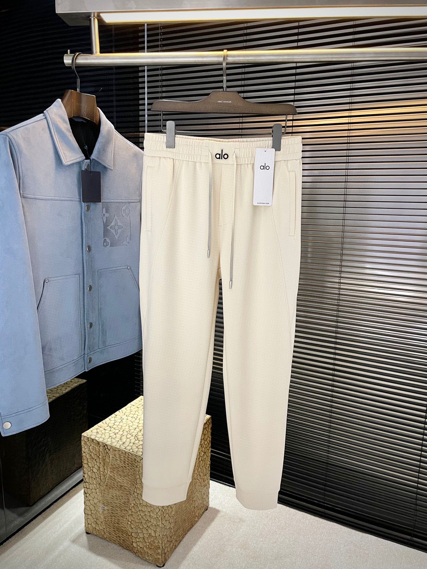 NO:600910,P 2025 new autumn style, the latest casual sweatpants at the counter. The original trousers have a casual and versatile upper body, casual and lazy style, customized original imported modal fabric. The fabric is comfortable, with a strong sense of quality, and the upper body effect is excellent. The comfort is overwhelming. The brand pattern embroidery is embellished with fine embroidery, restored one to one... High-end atmosphere, the best quality product. If you have the taste of autumn, the first choice for autumn casual pants. Everyone must buy... Size 29-38  Purchasing agent level,,alexander wang19860909P  2025秋季新款,专柜最新休闲卫裤.原版裤型上身休闲百搭、随性慵懒范,定制原版进口莫代尔面料 面料舒适,品质感极强,上身效果极佳 舒适感爆棚. 品牌图案刺绣点缀 刺绣精细,一比一还原…高端大气,品质中的臻品 秋天的的味道有没有,秋季休闲裤首选 .人手必入……码数 29-38 代购级别,,alexander wang,Men's clothing