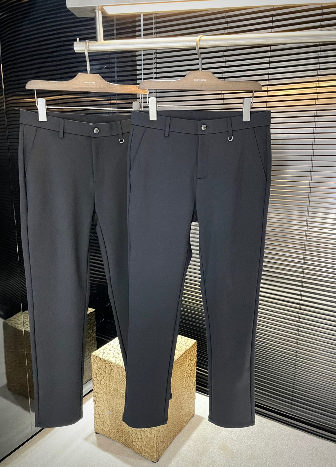 NO:600911,P miu miu (Miu Miu) 2025 autumn and winter new products, the same style as the official website. You don’t want to take them off when you put them on. Fashionable and versatile casual trousers. High-quality nylon fabric imported from South Korea. It is more textured, comfortable, soft and drape. Such good fabrics are very rare on the market. Every detail is taken into consideration. The workmanship is really exquisite. The wiring is fine and well-proportioned. There are no excess threads. High-quality fashion.  The best product that can be used in various occasions, whether it is sports or leisure time!  Size 30-38 (37),,miumiu,alexander wang19860909P  miu miu（缪缪）2025秋冬新品 官网同款 穿上就不想脱下来 时尚潮流百搭休闲西裤 高品质韩国进口锦纶面料 更加有质感 舒适柔软垂坠更是略胜一筹 这么好的面料市面上也是极为少有 在细节上考虑的面面俱到 做工真的极其精湛 走线细密匀称 毫无多余线头 高品质时装 无论是运动还是休闲时候都能胜任各种场合的最佳强货！尺码 30-38（37）,,miumiu,alexander wang,Men's clothing