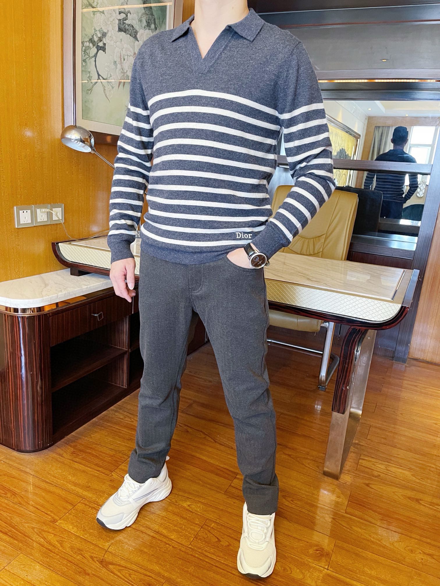 NO:600810,Ermenegildo Zegna - The latest casual pants are shipped from the 2025 counter, a hot-selling item in European and American counters!  Selected Italian imported fine cotton + recycled fiber fabrics with straight slim design, customized buttons and logo on the back pocket to highlight the taste. It is definitely a business and casual boutique. Size 29-38 (model 180/140 wears 32, comes with Hong Kong Lane Crawford gift box packaging),,zegna,alexander wang19860909杰尼亚-2025专柜最新款休闲裤出货 欧美专柜热销单品！精选意大利进口精棉+再生纤维面料搭配直筒修身设计,定制纽扣和后口袋的标志彰显品味 绝对是商务休闲精品.码数29-38（模特180/140穿32,配香港连卡佛礼盒包装）,,zegna,alexander wang,Men's clothing