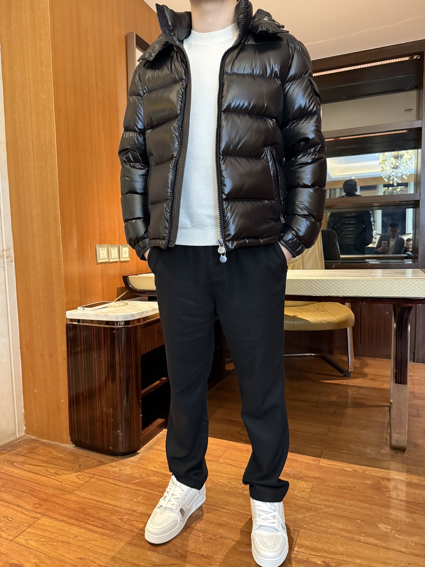 NO:600814,Mengkou-2025 new down jacket!  Glossy matte black fabric, high-weight down filling, with a low-key luxurious texture. It is wind-resistant and waterproof and does not show dirt easily, making it easy to take care of. The fluffy but not bulky short cut makes you look taller and neater; the details of the hood and multiple pockets (including arm pockets) take into account both warmth and practicality.  .Blessed by the classic Moncler logo, it is simple and has a light luxury aura. It is not ostentatious for daily wear and suitable for occasions. Size 48-56 (model wears 50 in 180/140, with Hong Kong Lane Crawford gift box packaging),,Moncler,down  jacket,hats,alexander wang19860909蒙口-2025新款羽绒服！亮面哑光黑面料,高克重羽绒填充,自带低调奢华质感,既抗风防水又不易显脏,打理超省心.蓬松但不臃肿的短款剪裁,显高又利落；连帽+多口袋（含臂袋）的细节,兼顾保暖性与实用性.经典Moncler标识加持,简约中自带轻奢气场,日常穿不张扬、场合穿不违和.码数48-56（模特180/140穿50,配香港连卡佛礼盒包装）,,Moncler,down jacket,hats,alexander wang,Men's clothing