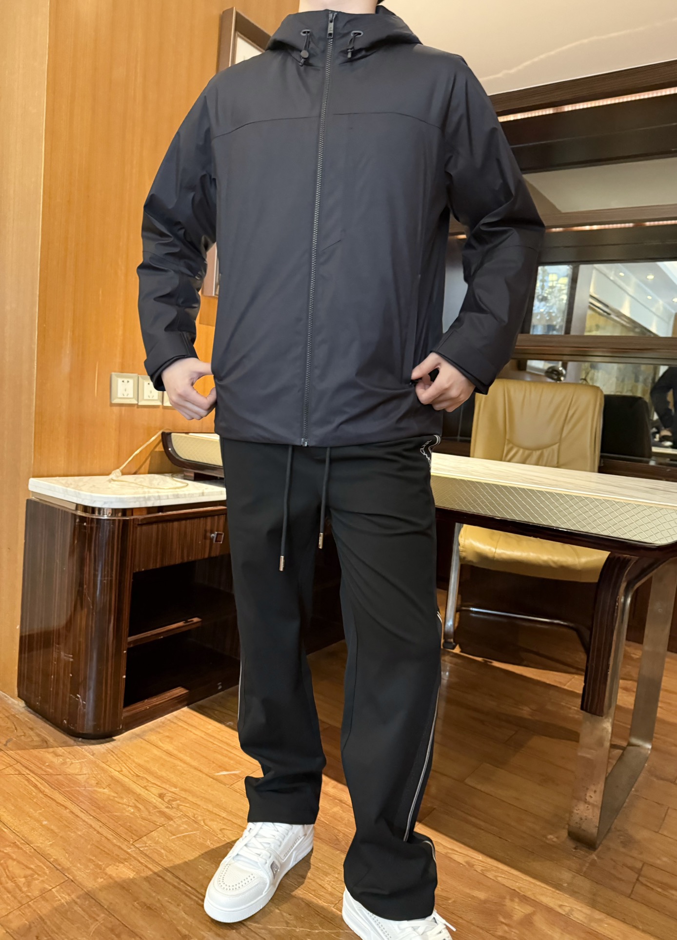 NO:600816,Zegna-2025 new down jacket!  Matte dark grain fabric + splicing design, low-key and exquisite texture, both wrinkle-resistant and high-end texture; the fabric has windproof properties, making daily care super worry-free. Simple hood + slim and loose tailoring, not bulky and can hide flesh; hidden pockets + drawstring details, taking into account practicality  With minimalist aesthetics. 'Light business casual style' without redundant decoration, can be seamlessly connected to a variety of outfits, low-key and unobtrusive but with online texture. Size 48-56 (model 180/140 wears 50, with Hong Kong Lane Crawford gift box packaging),,zegna,down  jacket,hats,alexander wang19860909杰尼亚-2025新款羽绒服！哑光暗纹面料+拼接设计,低调带精致纹理,既抗皱耐造又显高级质感；面料自带防风属性,日常打理超省心.简约连帽+修身微宽松剪裁,不臃肿还能藏肉；隐藏式口袋+抽绳细节,兼顾实用性与极简美学.无冗余装饰的“轻商务休闲风”,能无缝衔接多种穿搭,低调不张扬但质感在线.码数48-56（模特180/140穿50,配香港连卡佛礼盒包装）,,zegna,down jacket,hats,alexander wang,Men's clothing