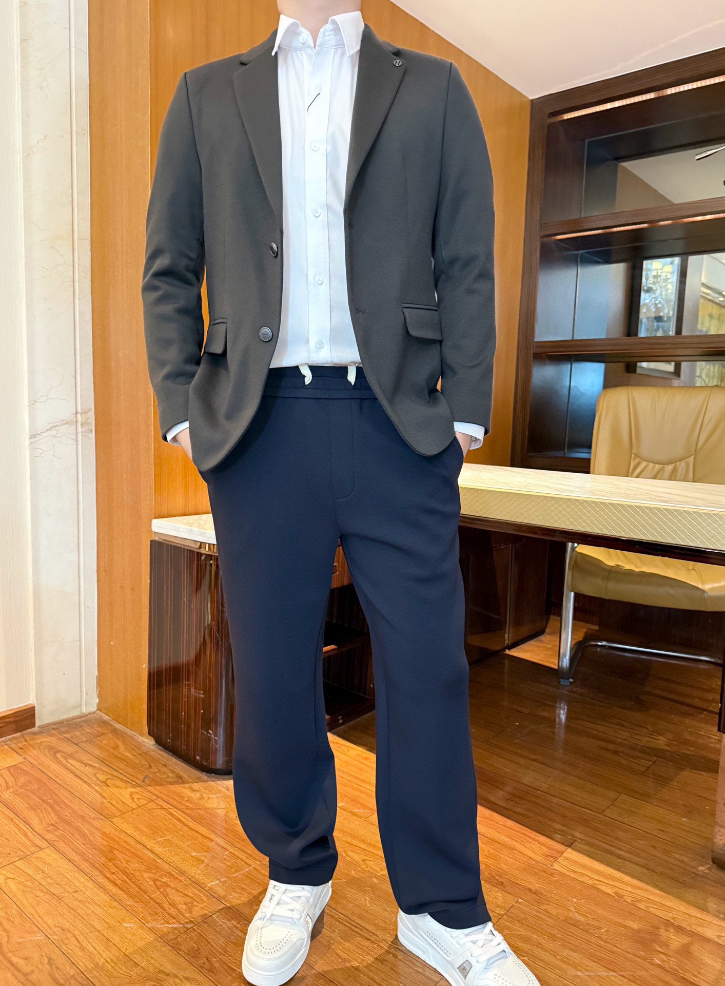 NO:600820,Ermenegildo Zegna-2025’s latest hot-selling items are shipped in single pieces at counters, and are available simultaneously at European and American counters!  Selected Italian imported custom Tencel wool + recycled fiber fabric with simple and elegant design. The exquisite large Z brooch on the chest and customized buttons and elegant colors are perfectly integrated. It is definitely suitable for you who have taste. Size 48-56 (model 180/140 wears 50, with Hong Kong Lane Crawford gift box packaging),,zegna,brooch,breastpin,alexander wang19860909杰尼亚-2025专柜最新爆款单西出货,欧美专柜同步发售！精选意大利进口定制天丝羊毛+再生纤维面料搭配简约大气的设计,胸前的精致大Z胸针和定制纽扣及优雅的颜色融合的恰到好处 绝对适合有品味的您.尺码48-56码（模特180/140穿50,配香港连卡佛礼盒包装）,,zegna,brooch，breastpin,alexander wang,Men's clothing