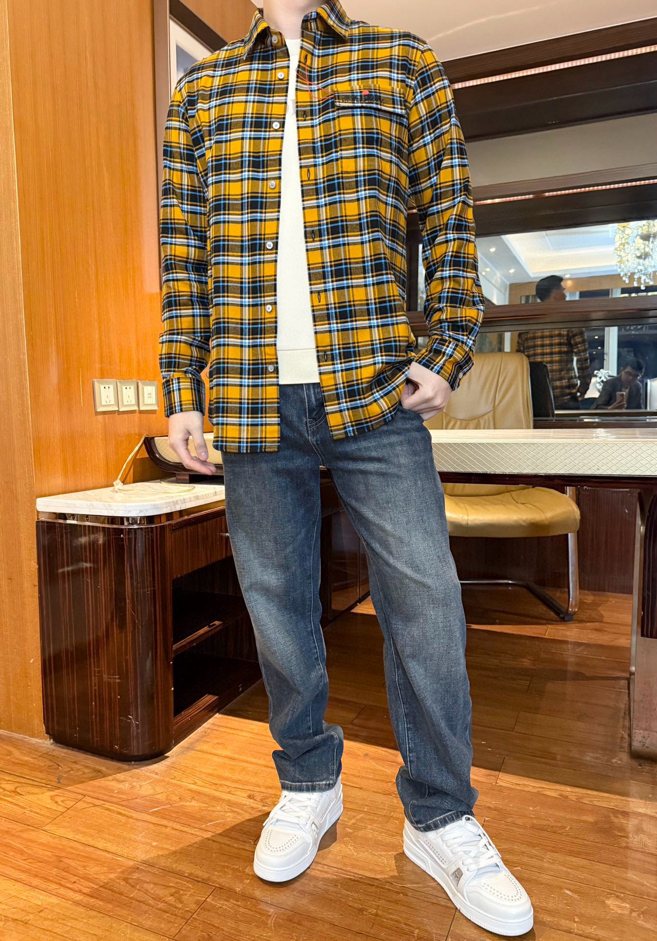 NO:600823,Kiton - the first release of autumn and winter 2025, yarn-dyed checkered sanding process creates a delicate texture!  Stylish and decent double-pocket double-pocket flap shirt for business gentleman commuting. The classic slightly slim fit continues the unique Italian style charm of his family. Whether paired with a casual cardigan or a formal suit, it has a sense of gentlemanly elegance! Size: S-XXL (model 180/140 wears M, comes with Hong Kong Lane Crawford gift box packaging), shirts, business suit, alexander wang19860909Kiton-2025年秋冬第一弹,色织格仔磨毛工艺打造细腻质感！商务绅士通勤款时尚又得体双袋双袋盖衬衫.经典微修身版型,延续了他家特有的意式风格魅力,不论配休闲的开衫还是正式的西装,都自带一份绅士的优雅感!码数:S-XXL(模特180/140穿M,配香港连卡佛礼盒包装),,shirts,business suit,alexander wang,Men's clothing