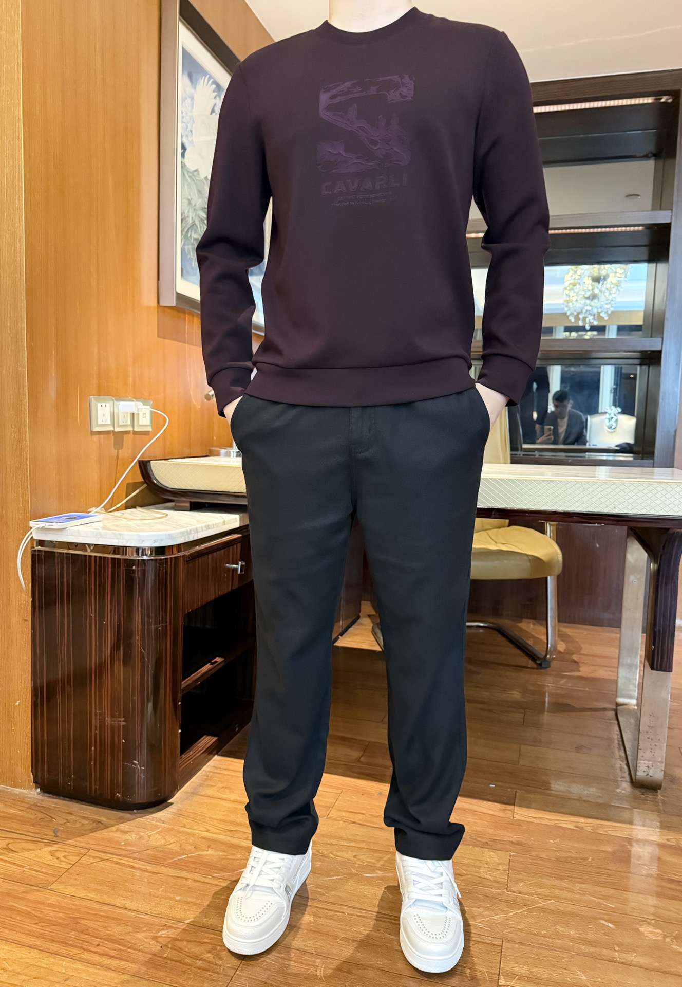 NO:600825,Ermenegildo Zegna-2025 new sweatshirt!  Smooth modal cashmere fabric, soft and skin-friendly, moderate in thickness and not bulky, comfortable to wear alone or inside, keeping warm in autumn and winter without sweating~ Three-dimensional embossed pattern + letter logo on the chest, low-key and textured, more refined than ordinary printed sweatshirts; round neck + slim-fitting slightly elastic version, fit the body shape but not cramped, showing  Thin and neat. The pattern has a light retro atmosphere, which can be easily worn with a casual trendy feel or a simple and high-end feel. Size 48-56 (model 180/140 wears 50, with Hong Kong Lane Crawford gift box packaging),,zegna,hoodie,sweatshirts,alexander  wang19860909杰尼亚-2025新款卫衣！柔滑莫代尔山羊绒面料,触感软糯亲肤,厚度适中不臃肿,单穿/内搭都舒适,秋冬穿既保暖又不会闷汗~胸口立体压印图案+字母标识,低调有质感,比普通印花卫衣更显精致；圆领+修身微弹版型,贴合身形但不局促,显瘦还利落.图案自带轻复古氛围,能轻松穿出休闲潮感或简约高级感.码数48-56（模特180/140穿50,配香港连卡佛礼盒包装）,,zegna,hoodie,sweatshirts,alexander wang,Men's clothing