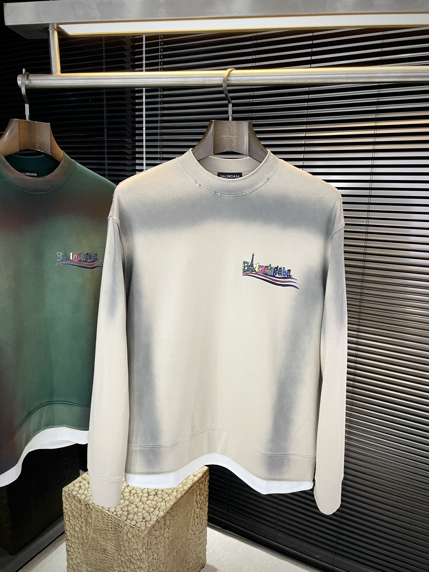 NO:600915,P Balen - (Paris) 2025 new autumn style, the latest sweatshirt in the counter. The original version is casual and versatile, with a casual and lazy style. Customized original Australian long-staple cotton fabric, washed and fried. Fake two-piece design, extremely comfortable. High-end atmosphere, does it have the taste of autumn, the first choice. Size M-3XL Purchasing level...,, balenciaga, hoodie, sweatshirts, alexander wang19860909P  Balen-（巴黎）2025秋季新款,专柜最新卫衣 原版版型上身休闲百搭、随性慵懒范,定制原版澳洲长绒棉面料,经过水洗炒色处理 假两件设计,舒适感爆棚.高端大气,秋天的味道有没有,首选 .码数 M-3XL 代购级别……,,balenciaga,hoodie,sweatshirts,alexander wang,Men's clothing