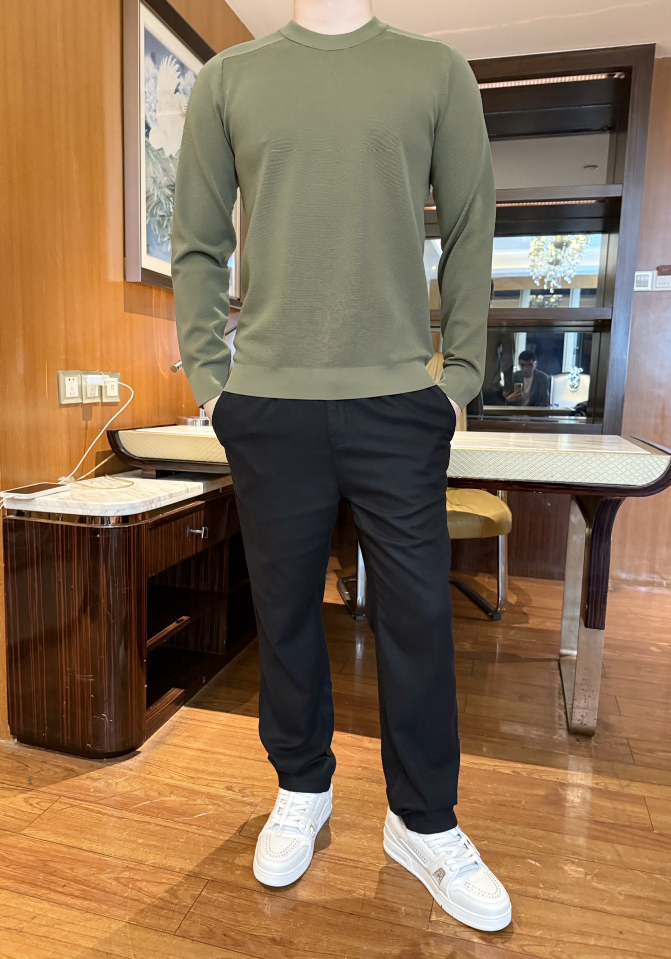 NO:600830,Ermenegildo Zegna-2025 new sweater!  Fine knitted fabric + breathable texture, soft against the skin and not sweaty, it has the warmth of a sweater while taking into account the lightness; half-high collar + slim-fit slightly elastic version, fits the body shape but not tight, and can modify the shoulder and neck lines; dark pattern logo on the shoulders + exquisite stitching on the collar, simplicity hides a low-key sense of quality.  It is suitable for both bottom and outer wear. It shows your temperament when worn alone and is not bulky when worn inside. It is a versatile 'universal oil' for autumn and winter wardrobes. Size 48-56 (model 180/140 wears 50, comes with Hong Kong Lane Crawford gift box packaging),,zegna,sweaters,alexander  wang19860909杰尼亚-2025新款毛衣！细密针织面料+透气纹理,贴肤柔软不闷汗,既有毛衣的保暖度又兼顾了轻盈感；半高领+修身微弹版型,贴合身形但不紧绷,能修饰肩颈线条；肩部暗纹标识+领口精致缝线,简约中藏着低调的品质感.打底+外穿双适配,单穿显气质、内搭不臃肿,是秋冬衣橱的百搭“万金油”.码数48-56（模特180/140穿50,配香港连卡佛礼盒包装）,,zegna,sweaters,alexander wang,Men's clothing