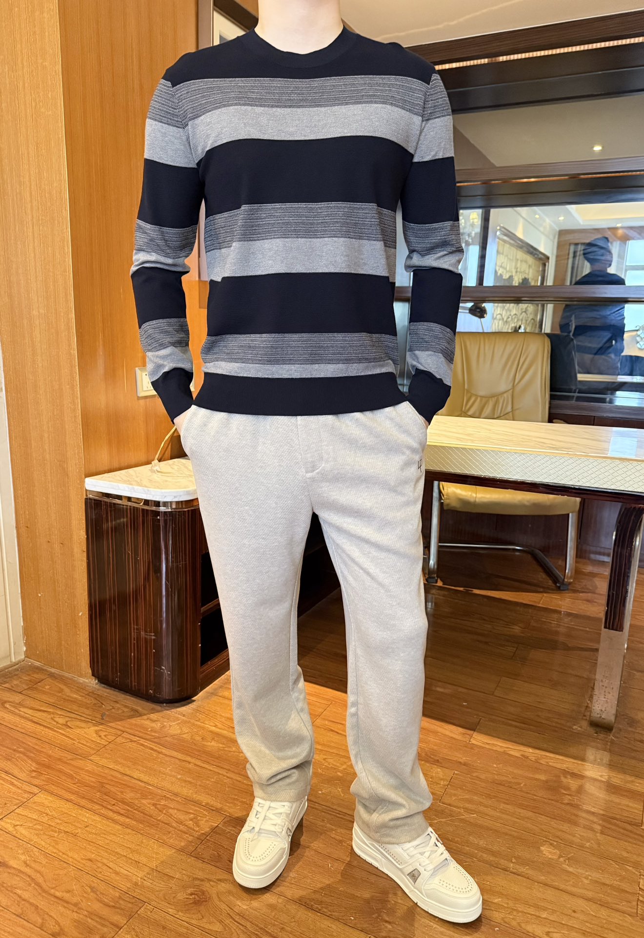 NO:600833,Ermenegildo Zegna-2025 new sweater!  It is made of 97 wool 3 mulberry silk fabric, which feels like a layer of 'cloud velvet'. It sticks to the skin without being tied and has a slight elasticity. It is warm and not sweaty when worn in autumn and winter. The gray and blue low-saturated contrast stripes have a 'visual slimming' buff. The layered splicing of wide stripes + fine texture is simple but not monotonous, and it is easy to wear with a relaxed retro feel~  The tailoring is slim and not tight, fits the body shape but does not pinch the flesh. Whether worn alone or as an inner layer, it will not look bloated. It is suitable for all kinds of body shapes ~ size 48-56 (model 180/140 wears 50, comes with Hong Kong Lane Crawford gift box packaging),,zegna,sweaters,alexander wang19860909杰尼亚-2025新款毛衣！采用97羊毛3的桑蚕丝面料,摸起来像裹了层“云朵绒”,贴肤不扎还自带微弹感,秋冬穿既保暖又不会闷汗.灰蓝的低饱和撞色条纹,自带“视觉显瘦”buff,宽条纹+细织纹的层次拼接,简约不单调,轻松穿出松弛的复古感~ 修身不紧身的剪裁,能贴合身形但不勒肉,不管是单穿还是当内搭,都不会显得臃肿,适配各种身材~码数48-56（模特180/140穿50,配香港连卡佛礼盒包装）,,zegna,sweaters,alexander wang,Men's clothing