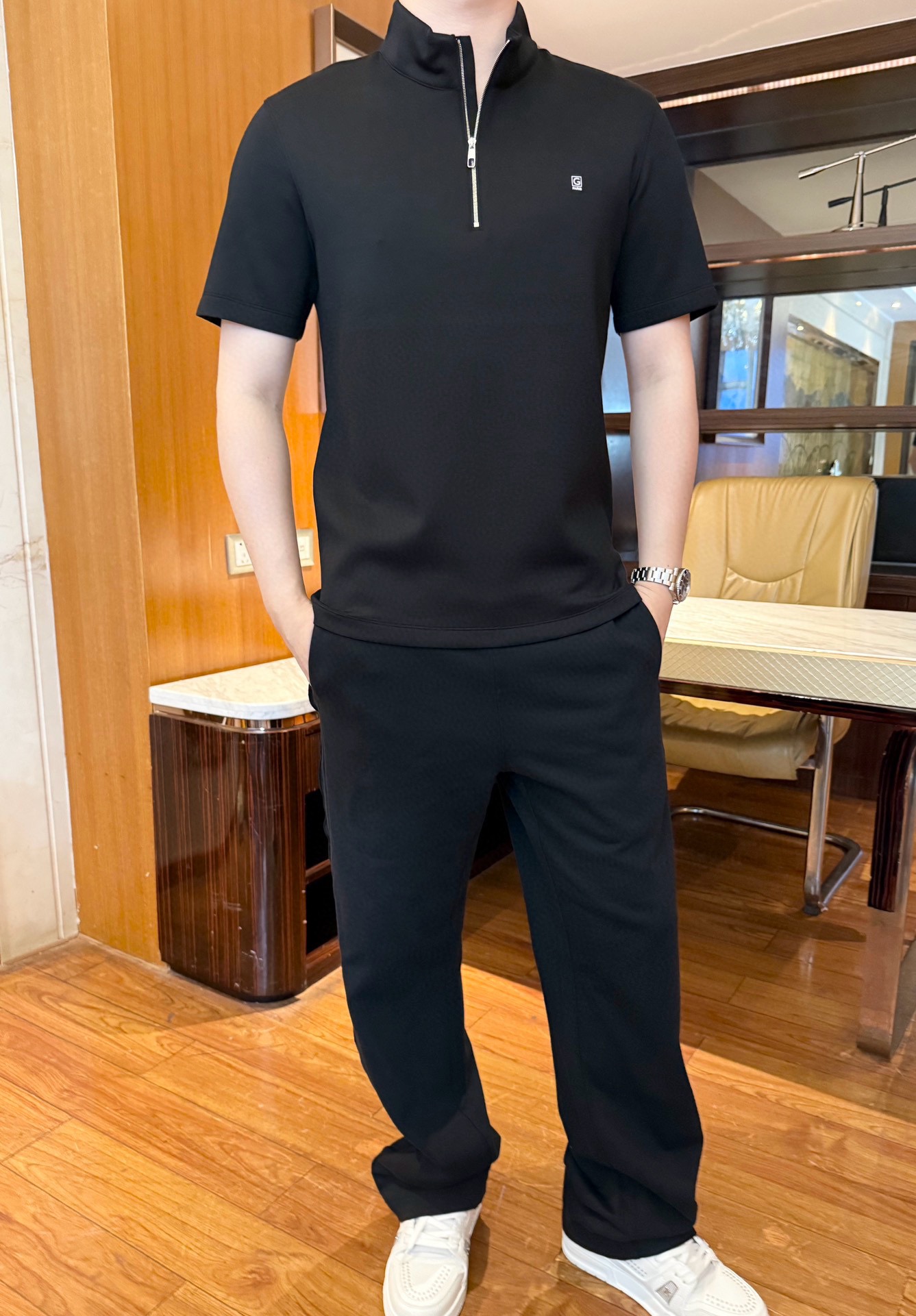 NO:600836,Gucci - The latest popular T-shirts are shipped from the 2025 counter. The best-selling items at the London counter!  Selected high-end wool modal fully custom-woven yarn-dyed yarns from Italy are used, with good gloss and high grade. It is matched with the latest design and the brand logo on the chest shows the taste. Business and casual boutique. Size: 48-56 (model 180/140 wears 50, with Hong Kong Lane Crawford gift box packaging), tees, t-shirt, alexander wang19860909古琦-2025专柜最新爆款T恤出货 伦敦专柜热销单品！精选意大利采用高端羊毛莫代尔全定织色织纱线,光泽度好,档次高,搭配最新的设计胸口的品牌标志彰显品味 商务休闲精品.尺码:48-56（模特180/140穿50,配香港连卡佛礼盒包装）,,tees，t-shirt,alexander wang,Men's clothing