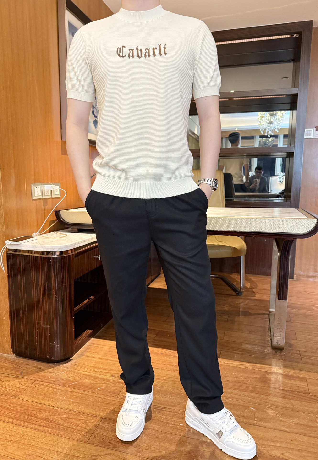 NO:600839,Cavalli-2025 new round neck T-shirt!  Vertical grained 100% wool fabric + half-high collar design, soft against the skin and with a delicate texture. It has the warm texture of wool and is more classy than ordinary T-shirts; the off-white color is clean and advanced, and can brighten your outfit regardless of skin color. Short sleeves + slim fit, fit the body shape but not tight, and can modify the body line; the embroidered logo in retro fonts on the chest is simple and low-key.  It has a sense of light luxury and avoids the monotony of solid color models. It can be worn alone or layered inside. It is a 'main style in the transitional season + an inner layering model for autumn and winter', taking into account the refreshing feeling and adaptability. Size 48-56 (model 180/140 wears 50, with Hong Kong Lane Crawford gift box packaging), T-shirt, tees, t-shirt, alexander  wang19860909卡瓦利-2025新款圆领T恤！竖纹百分百羊毛面料+半高领设计,贴肤柔软且自带细腻肌理感,既羊毛的温润质感,又比普通T恤更显档次；米白色调干净高级,不挑肤色还能提亮穿搭.短袖+修身版型,贴合身形但不紧绷,能修饰身材线条；胸前复古字体刺绣标识,简约中藏着低调的轻奢感,避免了纯色款的单调.可单穿可内搭,是“过渡季主力款+秋冬内搭款”,兼顾了清爽感与适配性.码数48-56（模特180/140穿50,配香港连卡佛礼盒包装）,,T-shirt,tees，t-shirt,alexander wang,Men's clothing