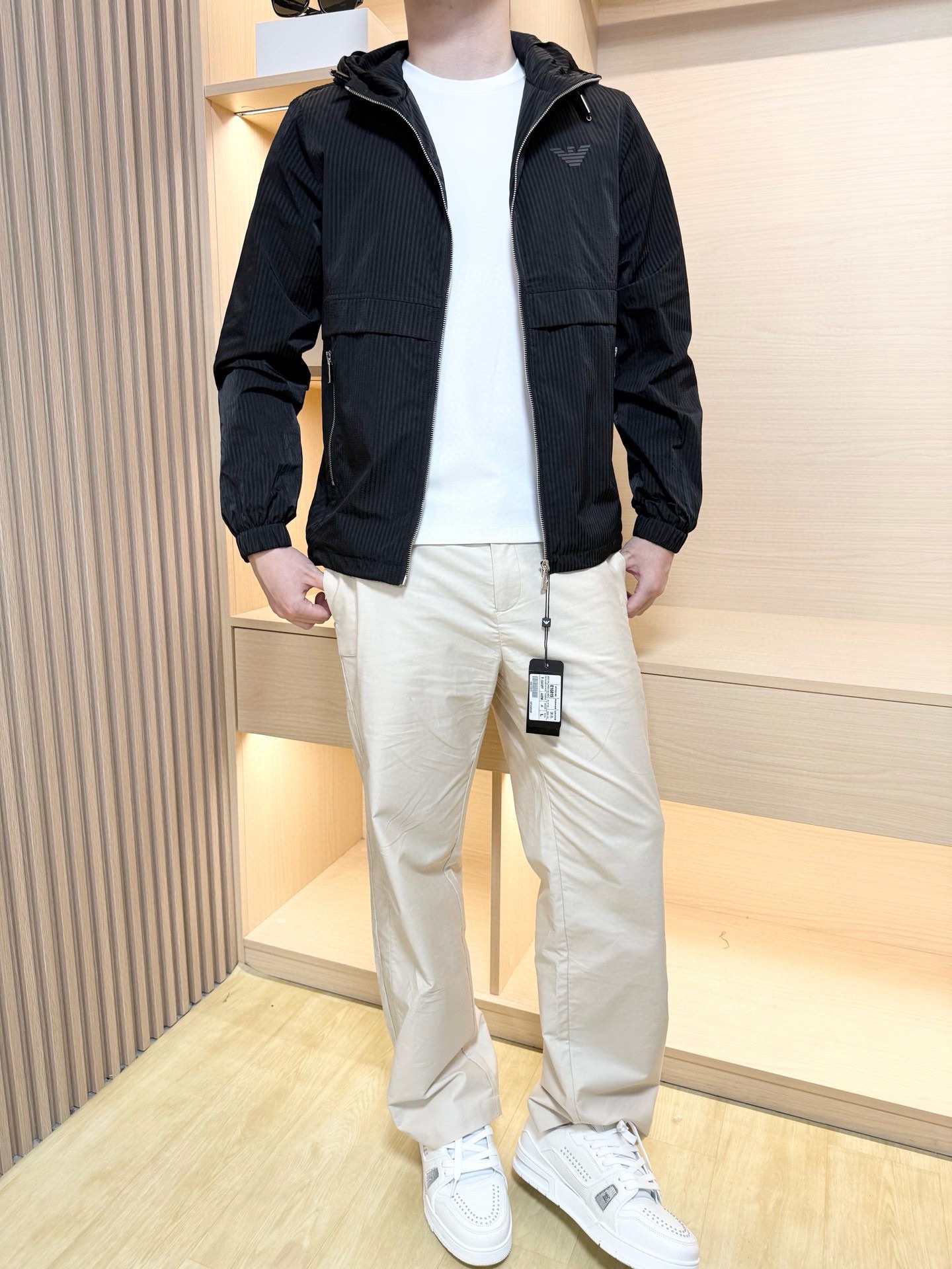 NO:600817,Armani-2025 The latest hooded jacket is shipped from the counter, a hot-selling item in European and American counters!  Selected polyester fabrics imported from Italy are matched with fashionable designs. The brand logo on the chest shows your taste. You can't miss it. Sizes 48-56 (model 180/140 wears 50, with Hong Kong Lane Crawford gift box packaging), armani, jackets & coats, hats, alexander wang19860909阿玛尼-2025专柜最新连帽外套出货 欧美专柜热销单品！精选意大利进口聚酯纤维面料搭配时尚的设计,胸口的品牌标志彰显品味 您不容错过.尺码48-56（模特180/140穿50,配香港连卡佛礼盒包装）,,armani,jackets & coats,hats,alexander wang,Men's clothing