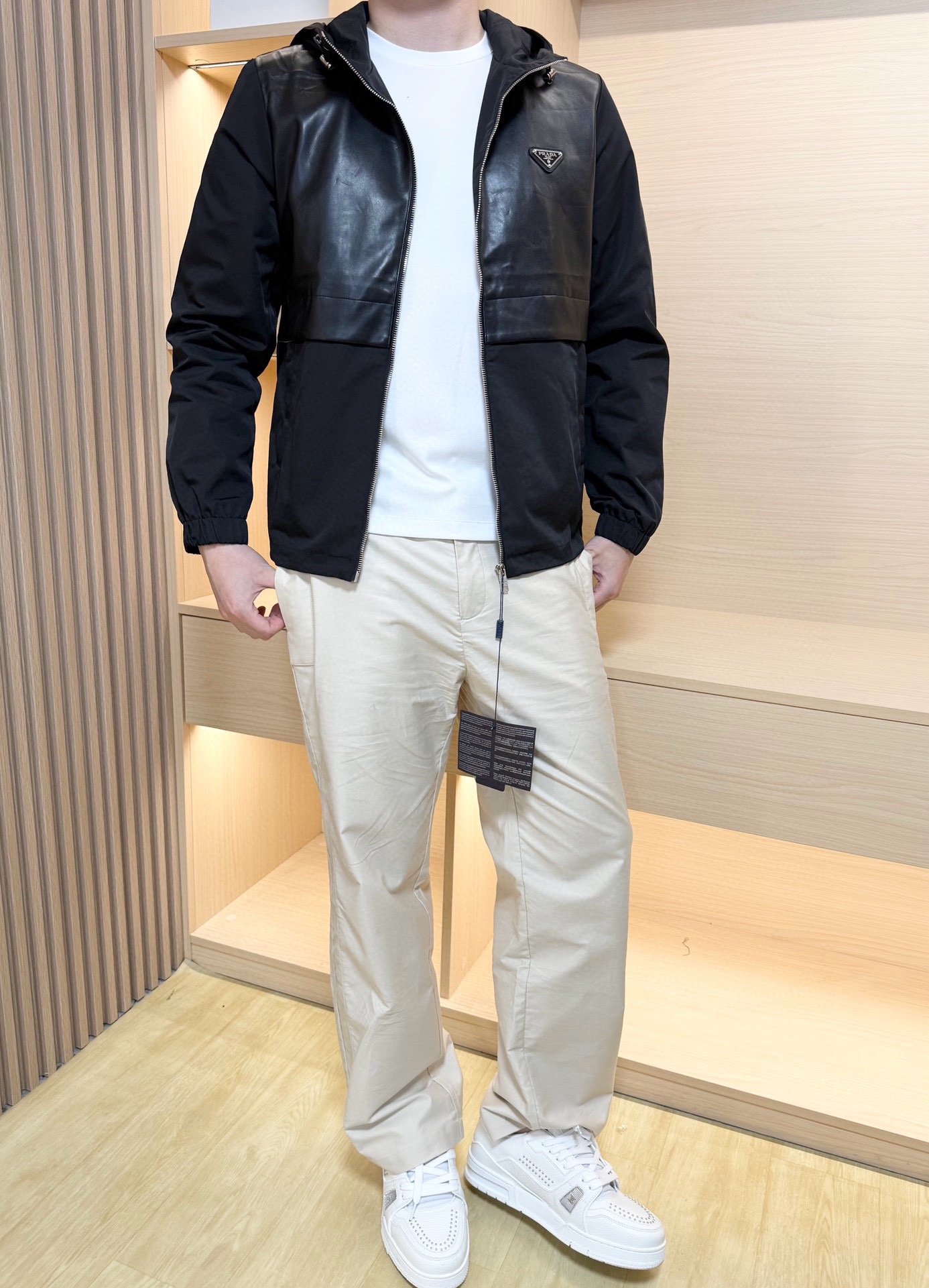 NO:600802,Prada-2025 latest popular jackets are shipped from counters, and are available simultaneously at European and American counters!  Selected Italian imported polyester fiber and eco-friendly leather fabrics are paired with simple and fashionable designs, keeping you warm and stylish!  Mature craftsmanship shows elegance and delicate beauty!  Size 48-56 (model 180/140 wears 50, comes with Hong Kong Lane Crawford gift box packaging),, prada, jackets & coats, alexander wang19860909普拉达-2025专柜最新爆款外套出货 欧美专柜同步发售！精选意大利进口聚酯纤维拼环保皮面料搭配简约时尚的设计,保暖又有型！成熟工艺尽显优雅与细腻之美！尺码48-56（模特180/140穿50,配香港连卡佛礼盒包装）,,prada,jackets & coats,alexander wang,Men's clothing