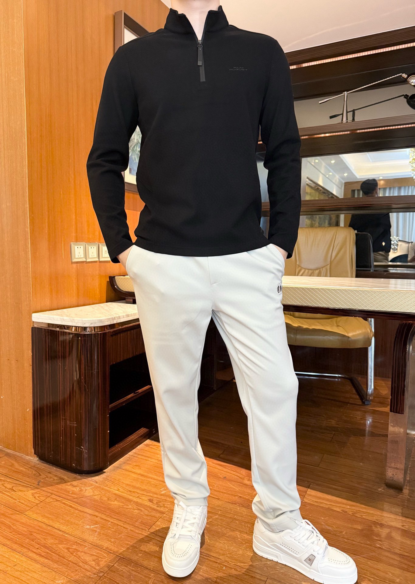 NO:600827,Ermenegildo Zegna-2025 new autumn sweatshirts are shipped!  Made of delicate and skin-friendly cashmere blended fabric, it feels soft and smooth. It combines the breathability and skin-friendly properties of cotton with the crisp texture given by special technology. It fits the body shape but does not feel restrictive when worn. The half-zipper design of the neckline is exquisite and neat, and the metal zipper puller has a strong luster, which enhances the overall sense of quality. The brand embossing on the side highlights the low-key style, and the spliced tailoring of the body is ergonomically designed.  More comfortable during activities; the half-high collar design can not only prevent wind and keep warm, but also create different wearing atmospheres by adjusting the zipper, adapting to temperature changes in multiple scenes. Size 48-56 (model 180/140 wears 50, comes with Hong Kong Lane Crawford gift box packaging),,zegna,hoodie,sweatshirts,alexander  wang19860909杰尼亚-2025秋季新款卫衣出货！采用细腻亲肤的山羊绒混纺面料,触感柔软顺滑,兼具棉的透气亲肤性与特殊工艺赋予的挺括质感,穿着时贴合身形却无束缚感,领口半拉链设计精致利落,金属拉链头光泽感强,提升整体品质感.侧边的品牌压印低调彰显格调,衣身拼接剪裁贴合人体工学,活动时更显自在；半高领设计既能防风保暖,又可通过调节拉链打造不同穿搭氛围,适配多场景温度变化.码数48-56（模特180/140穿50,配香港连卡佛礼盒包装),,zegna,hoodie,sweatshirts,alexander wang,Men's clothing