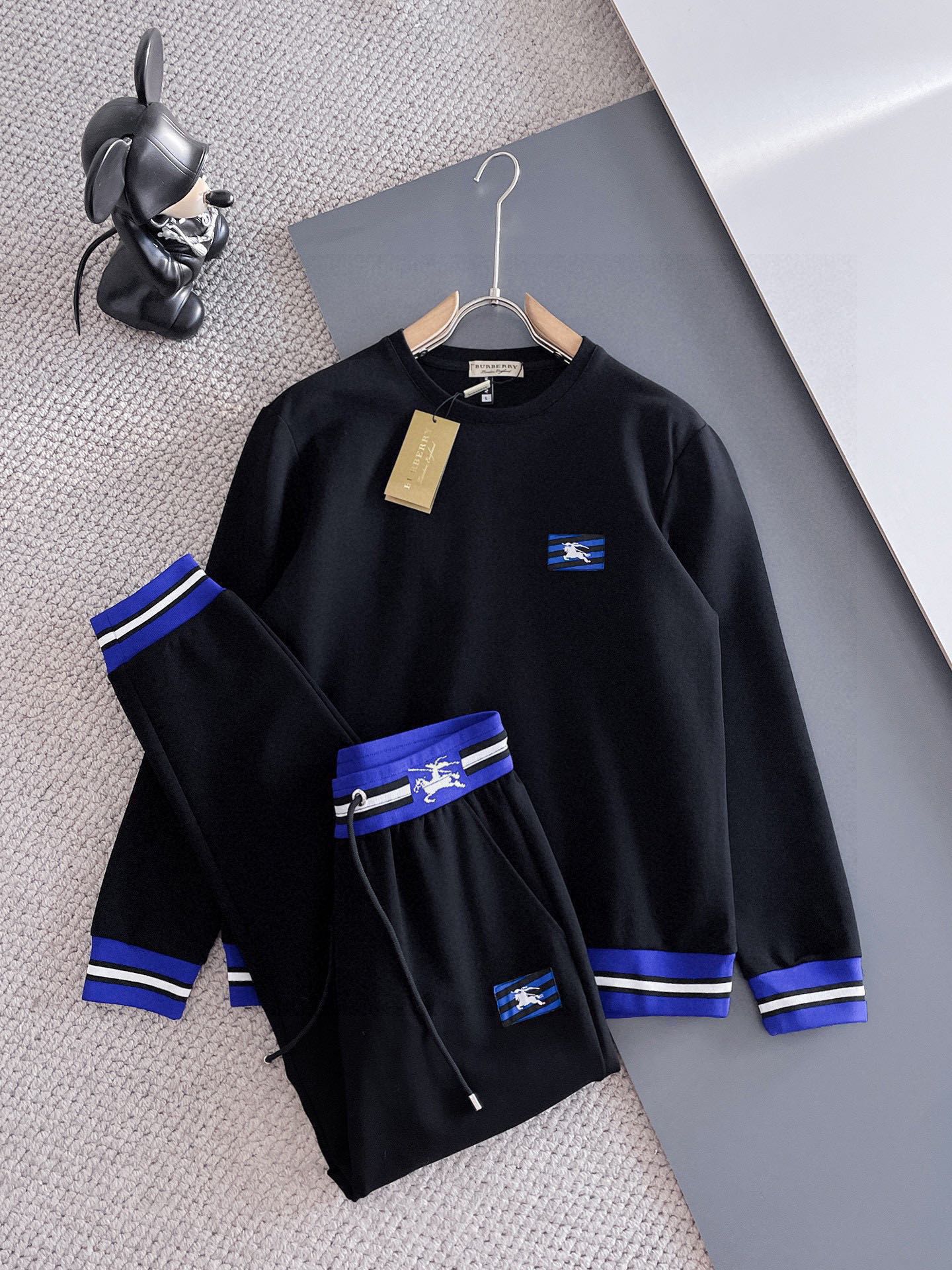 NO:608151,Burberry's 2025 new autumn and winter counters have the same casual Tencel cotton fabric suit, which is breathable, comfortable and casual!  Full of high-end feel!  The details are exquisite and high-end, and the workmanship is impeccable!  The original high-end fabric is very high-end!  The fabric is crisp, anti-wrinkle and wear-resistant, warm, neat and stylish. Everyone must buy a set this autumn and winter. They must look cool and cool when wearing it. This is a particularly recommended model from our store!  M-3XL,,burberry,alexander wang19860909巴宝莉 2025秋冬新款专柜同款休闲天丝哥弟棉面料套装,透气舒适休闲！高级感满满！细节精致高档,做工无可挑剔！原版高端面料很显高级！面料挺括抗皱耐磨,保暖利落有型 这个秋冬每人必须入手一套 穿上必须是醉帅气的 咋们家特别推荐款！M-3XL,,burberry,alexander wang,Men's clothing