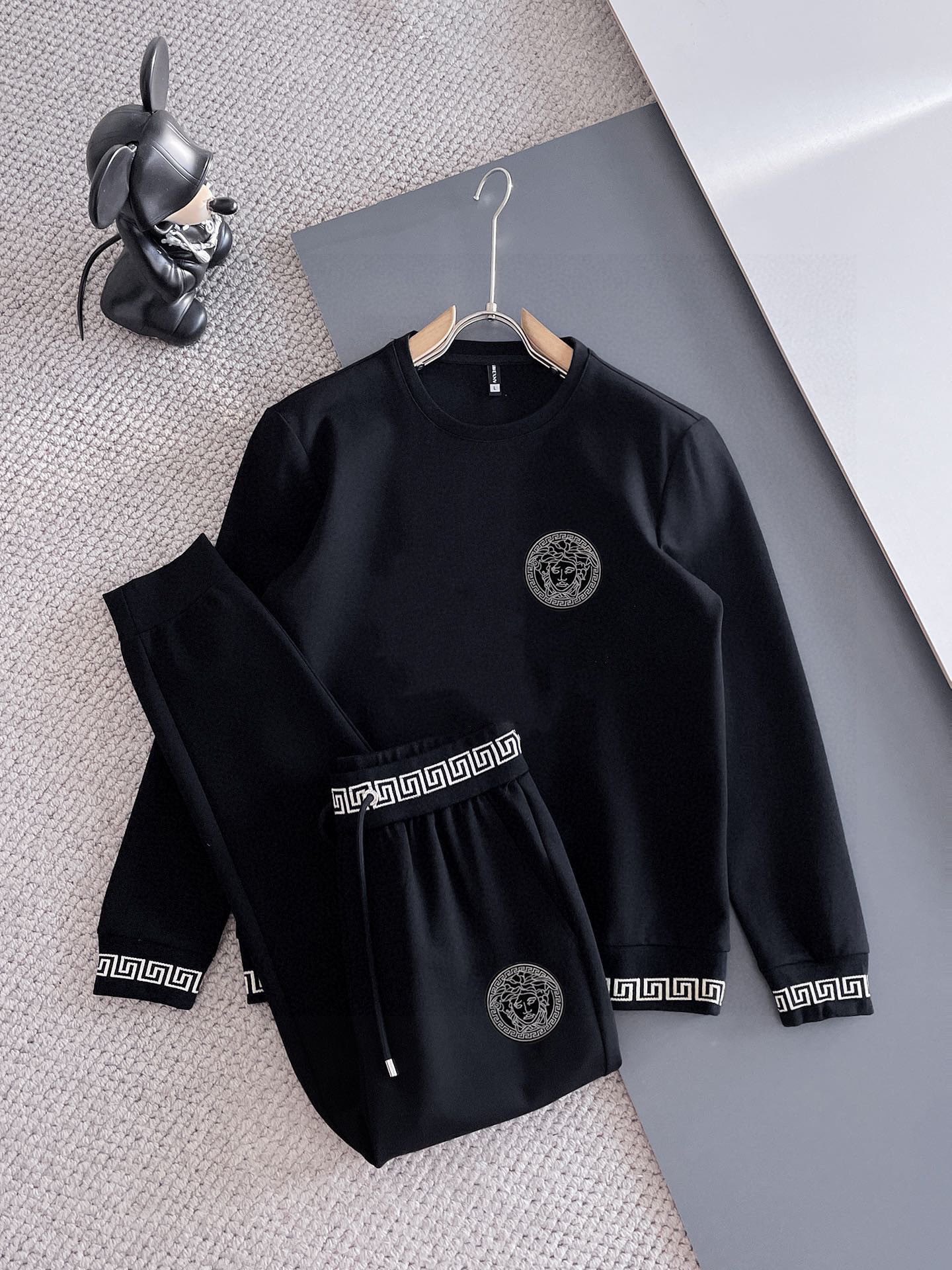 NO:608155,Versace's 2025 autumn and winter new counters have the same casual Tencel cotton fabric suit, which is breathable, comfortable and casual!  Full of high-end feel!  The details are exquisite and high-end, and the workmanship is impeccable!  The original high-end fabric is very high-end!  The fabric is crisp, anti-wrinkle and wear-resistant, warm, neat and stylish. Everyone must buy a set this autumn and winter. They must look cool and cool when wearing it. This is a particularly recommended model from our store!  M-3XL,,versace,alexander wang19860909范思哲 2025秋冬新款专柜同款休闲天丝哥弟棉面料套装,透气舒适休闲！高级感满满！细节精致高档,做工无可挑剔！原版高端面料很显高级！面料挺括抗皱耐磨,保暖利落有型 这个秋冬每人必须入手一套 穿上必须是醉帅气的 咋们家特别推荐款！M-3XL,,versace,alexander wang,Men's clothing