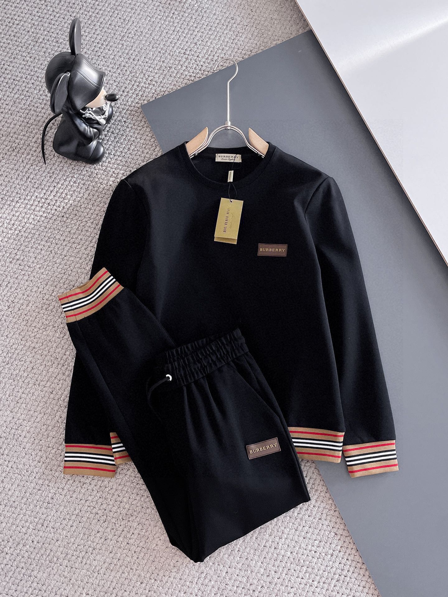 NO:608165,Burberry's 2025 new autumn and winter counters have the same casual Tencel cotton fabric suit, which is breathable, comfortable and casual!  Full of high-end feel!  The details are exquisite and high-end, and the workmanship is impeccable!  The original high-end fabric is very high-end!  The fabric is crisp, anti-wrinkle and wear-resistant, warm, neat and stylish. Everyone must buy a set this autumn and winter. They must look cool and cool when wearing it. This is a particularly recommended model from our store!  M-3XL,,burberry,alexander wang19860909巴宝莉 2025秋冬新款专柜同款休闲天丝哥弟棉面料套装,透气舒适休闲！高级感满满！细节精致高档,做工无可挑剔！原版高端面料很显高级！面料挺括抗皱耐磨,保暖利落有型 这个秋冬每人必须入手一套 穿上必须是醉帅气的 咋们家特别推荐款！M-3XL,,burberry,alexander wang,Men's clothing