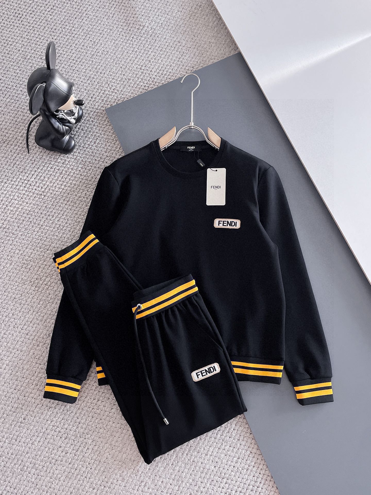 NO:608170,Fendi 2025 autumn and winter new counters have the same casual Tencel cotton fabric suit, breathable, comfortable and casual!  Full of high-end feel!  The details are exquisite and high-end, and the workmanship is impeccable!  The original high-end fabric is very high-end!  The fabric is crisp, anti-wrinkle and wear-resistant, warm, neat and stylish. Everyone must buy a set this autumn and winter. They must look cool and cool when wearing it. This is a particularly recommended model from our store!  M-3XL,,fendi,alexander wang19860909芬迪 2025秋冬新款专柜同款休闲天丝哥弟棉面料套装,透气舒适休闲！高级感满满！细节精致高档,做工无可挑剔！原版高端面料很显高级！面料挺括抗皱耐磨,保暖利落有型 这个秋冬每人必须入手一套 穿上必须是醉帅气的 咋们家特别推荐款！M-3XL,,fendi,alexander wang,Men's clothing