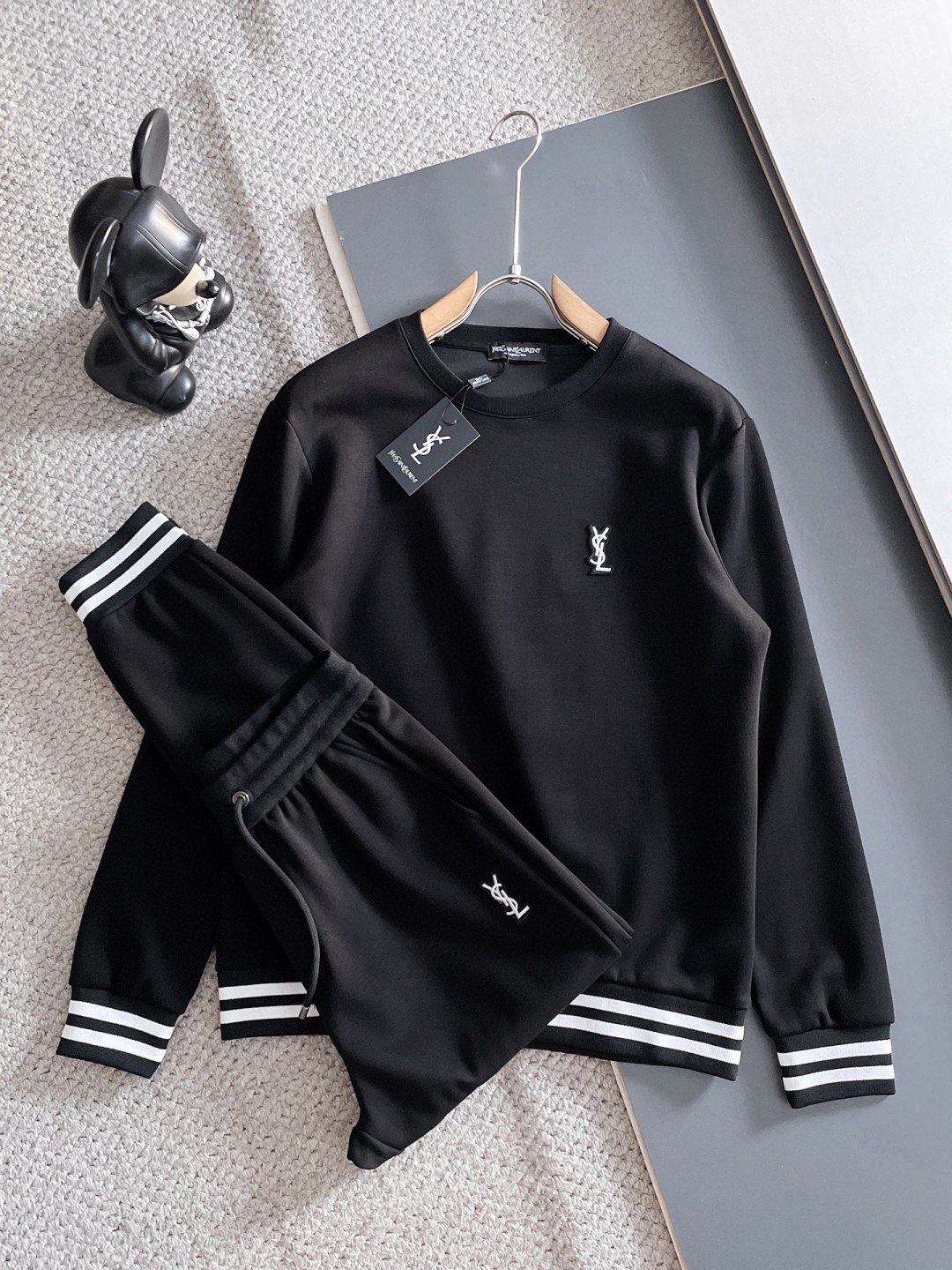 NO:608175,Saint Laurent's 2025 autumn and winter new counters have the same casual Tencel cotton fabric suit, which is breathable, comfortable and casual!  Full of high-end feel!  The details are exquisite and high-end, and the workmanship is impeccable!  The original high-end fabric is very high-end!  The fabric is crisp, anti-wrinkle and wear-resistant, warm, neat and stylish. Everyone must buy a set this autumn and winter. They must look cool and cool when wearing it. This is a particularly recommended model from our store!  M-3XL,,saint laurent,alexander wang19860909圣罗兰 2025秋冬新款专柜同款休闲天丝哥弟棉面料套装,透气舒适休闲！高级感满满！细节精致高档,做工无可挑剔！原版高端面料很显高级！面料挺括抗皱耐磨,保暖利落有型 这个秋冬每人必须入手一套 穿上必须是醉帅气的 咋们家特别推荐款！M-3XL,,saint laurent,alexander wang,Men's clothing