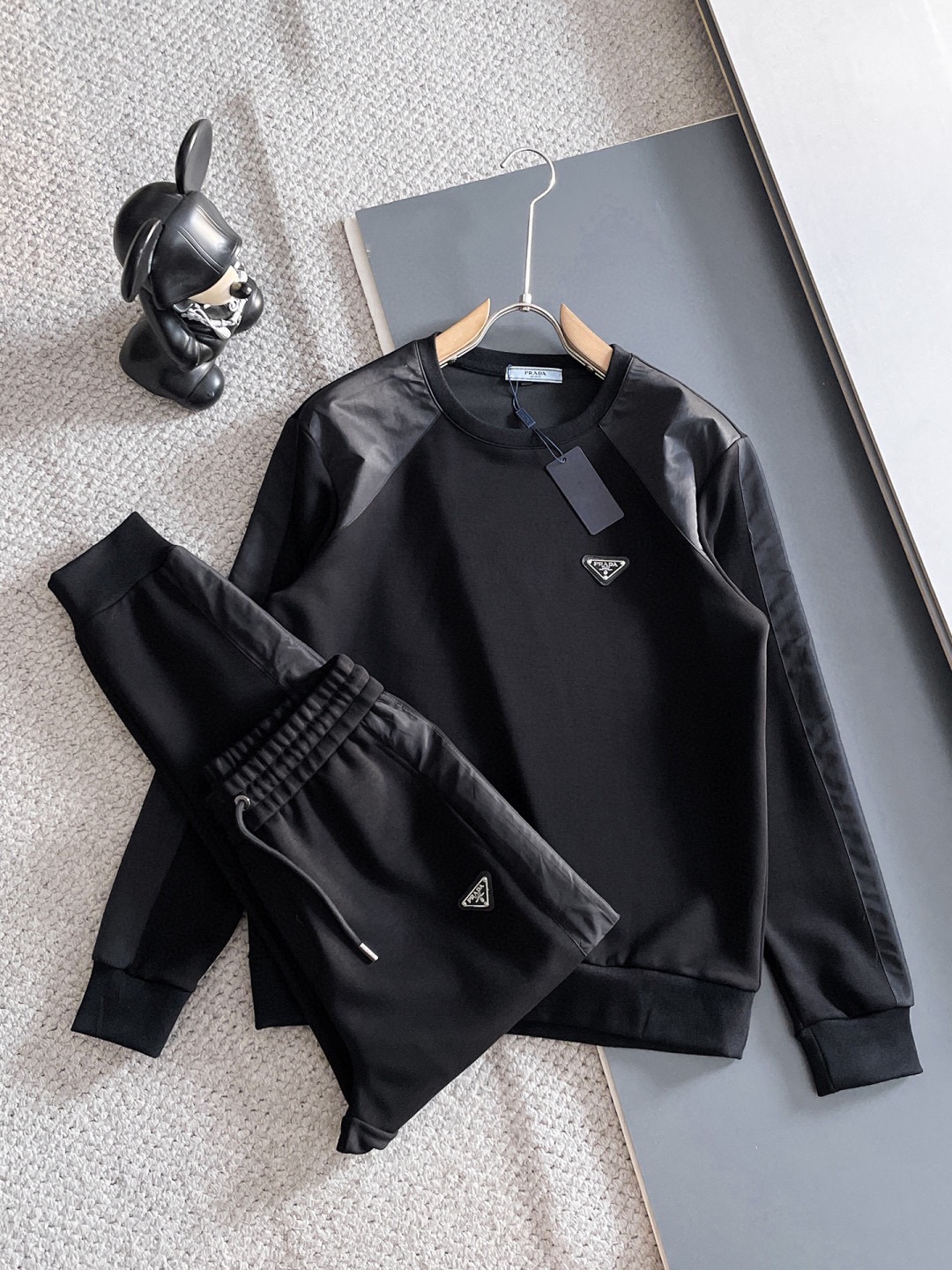 NO:608178,Prada's 2025 autumn and winter new counters have the same casual Tencel cotton fabric suit, breathable, comfortable and casual!  Full of high-end feel!  The details are exquisite and high-end, and the workmanship is impeccable!  The original high-end fabric is very high-end!  The fabric is crisp, anti-wrinkle and wear-resistant, warm, neat and stylish. Everyone must buy a set this autumn and winter. They must look cool and cool when wearing it. This is a particularly recommended model from our store!  M-3XL,,prada,alexander wang19860909普拉达 2025秋冬新款专柜同款休闲天丝哥弟棉面料套装,透气舒适休闲！高级感满满！细节精致高档,做工无可挑剔！原版高端面料很显高级！面料挺括抗皱耐磨,保暖利落有型 这个秋冬每人必须入手一套 穿上必须是醉帅气的 咋们家特别推荐款！M-3XL,,prada,alexander wang,Men's clothing