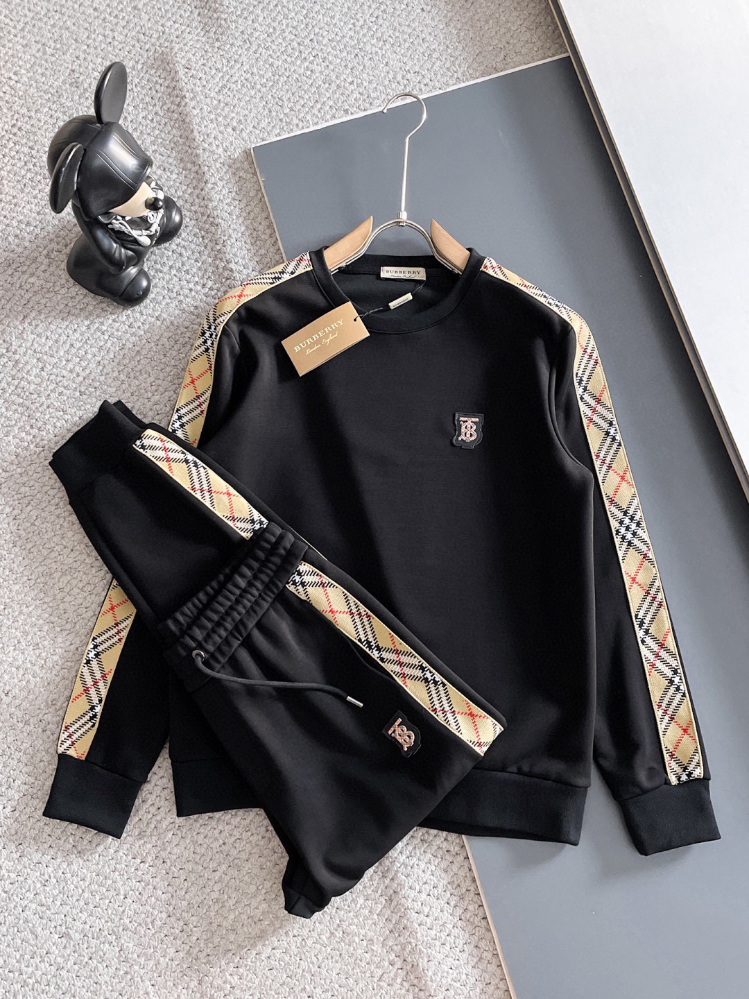 NO:608184,Burberry's 2025 new autumn and winter counters have the same casual Tencel cotton fabric suit, which is breathable, comfortable and casual!  Full of high-end feel!  The details are exquisite and high-end, and the workmanship is impeccable!  The original high-end fabric is very high-end!  The fabric is crisp, anti-wrinkle and wear-resistant, warm, neat and stylish. Everyone must buy a set this autumn and winter. They must look cool and cool when wearing it. This is a particularly recommended model from our store!  M-3XL,,burberry,alexander wang19860909巴宝莉 2025秋冬新款专柜同款休闲天丝哥弟棉面料套装,透气舒适休闲！高级感满满！细节精致高档,做工无可挑剔！原版高端面料很显高级！面料挺括抗皱耐磨,保暖利落有型 这个秋冬每人必须入手一套 穿上必须是醉帅气的 咋们家特别推荐款！M-3XL,,burberry,alexander wang,Men's clothing