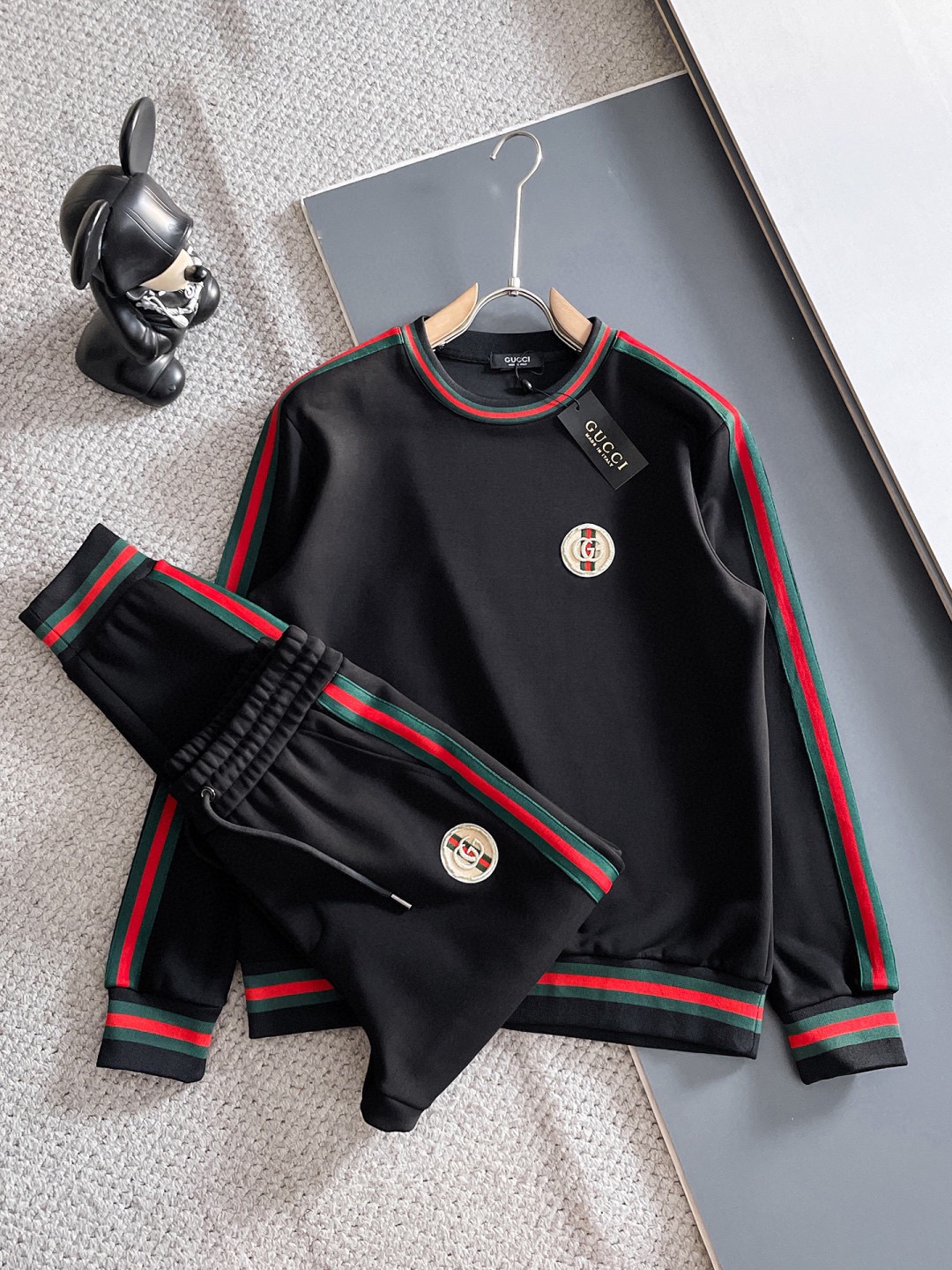 NO:608190,Gucci 2025 autumn and winter new counter style casual Tencel cotton fabric suit, breathable, comfortable and casual!  Full of high-end feel!  The details are exquisite and high-end, and the workmanship is impeccable!  The original high-end fabric is very high-end!  The fabric is crisp, anti-wrinkle and wear-resistant, warm, neat and stylish. Everyone must buy a set this autumn and winter. They must look cool and cool when wearing it. This is a particularly recommended model from our store!  M-3XL,,alexander wang19860909古奇 2025秋冬新款专柜同款休闲天丝哥弟棉面料套装,透气舒适休闲！高级感满满！细节精致高档,做工无可挑剔！原版高端面料很显高级！面料挺括抗皱耐磨,保暖利落有型 这个秋冬每人必须入手一套 穿上必须是醉帅气的 咋们家特别推荐款！M-3XL,,alexander wang,Men's clothing