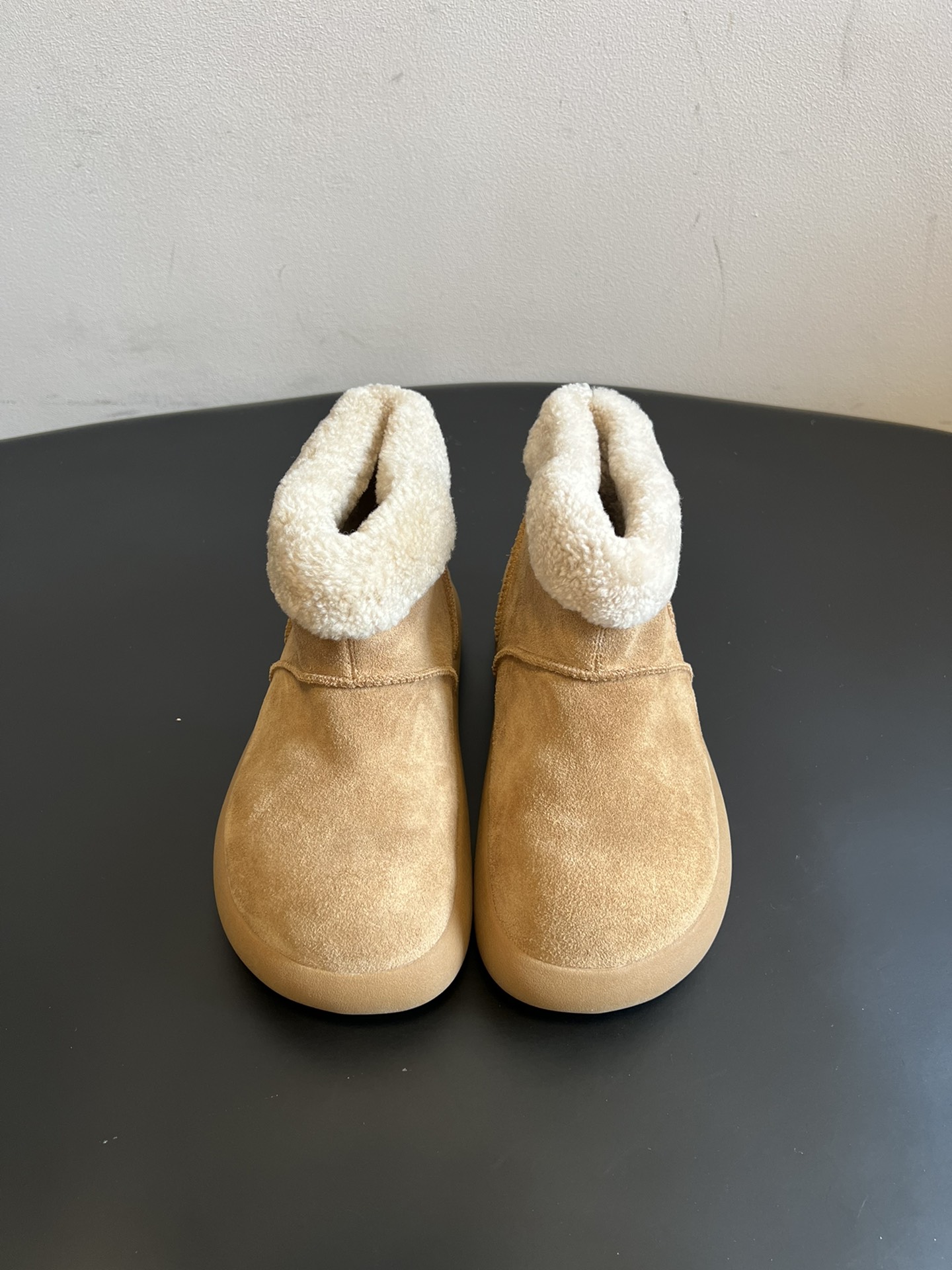 NO:614401,Top quality UG* round-toe, bag-toe plush short-tube small potato snow boots, round-toe 'potato-shaped' shoe body + cuffed plush shoe collar, soft and cute; the color scheme is low-saturated earth tones, with a sense of relaxation, and it is suitable for coats and wide-leg pants.  One-step design, easy to put on and take off; the sole is made of EVA+rubber composite material, which is soft and light, making you not tired when standing for a long time, and not easy to slip when walking. The shoe shape is casual and can be worn indoors and outdoors; some styles are water-repellent, which will not easily penetrate in case of light snow/water stains, and are relatively worry-free to take care of. The upper is made of high-mercerized cow velvet, and the inner lining is Longfeng A-grade fur. The outsole is made of EVA foam, and the size is increased by 3cm.  :35-40 size (40 size customization is non-refundable), snow boots, boots19860909顶级品质 UG*圆头包头毛绒短筒小土豆雪地靴 圆头“土豆形”鞋身+翻边毛绒鞋口,软萌可爱；配色是低饱和大地色系,自带松弛感,搭大衣、阔腿裤都很适配. 一脚蹬设计,穿脱方便；鞋底是EVA+橡胶复合材质,又软又轻,久站不累,走路不容易滑.鞋型偏休闲,室内外都能穿；部分款式带防泼水功能,遇小雪/水渍不容易渗进去,打理起来也相对省心. 鞋面高丝光牛绒 内里隆丰A级皮毛一体 大底EVA发泡大底 增高3cm size :35-40码（40码定制不退换）,雪地靴,boots,Women's Shoes