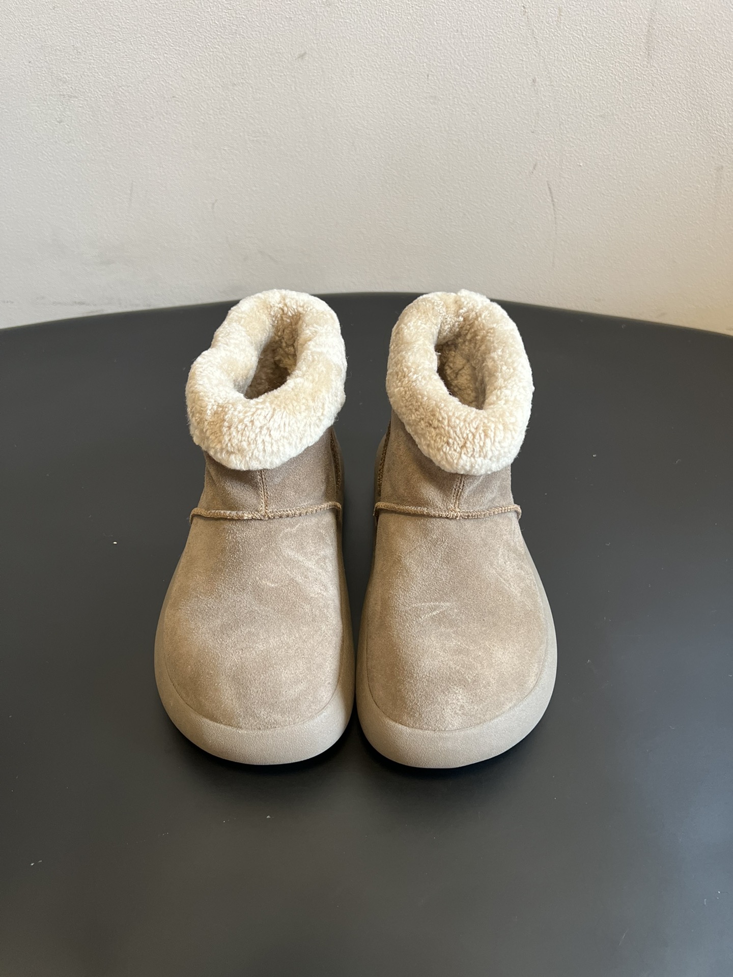 NO:614993,UG* Round-toe Baotou plush short-tube small potato snow boots, round-toe “potato-shaped” shoe body + cuffed plush shoe collar, soft and cute; the color is low-saturated earth tones, with a sense of relaxation, and they are suitable for coats and wide-leg pants.  One-step design, easy to put on and take off; the sole is made of EVA+rubber composite material, which is soft and light, making you not tired when standing for a long time, and not easy to slip when walking. The shoe shape is casual and can be worn indoors and outdoors; some styles are water-repellent, which will not easily penetrate in case of light snow/water stains, and are relatively worry-free to take care of. The upper is made of high-mercerized cow velvet, and the inner lining is Longfeng A-grade fur. The outsole is made of EVA foam, and the size is increased by 3cm.  :35-40 size (40 size customization is non-refundable), snow boots, boots19860909UG*圆头包头毛绒短筒小土豆雪地靴 圆头“土豆形”鞋身+翻边毛绒鞋口,软萌可爱；配色是低饱和大地色系,自带松弛感,搭大衣、阔腿裤都很适配. 一脚蹬设计,穿脱方便；鞋底是EVA+橡胶复合材质,又软又轻,久站不累,走路不容易滑.鞋型偏休闲,室内外都能穿；部分款式带防泼水功能,遇小雪/水渍不容易渗进去,打理起来也相对省心. 鞋面高丝光牛绒 内里隆丰A级皮毛一体 大底EVA发泡大底 增高3cm size :35-40码（40码定制不退换）,雪地靴,boots,Women's Shoes