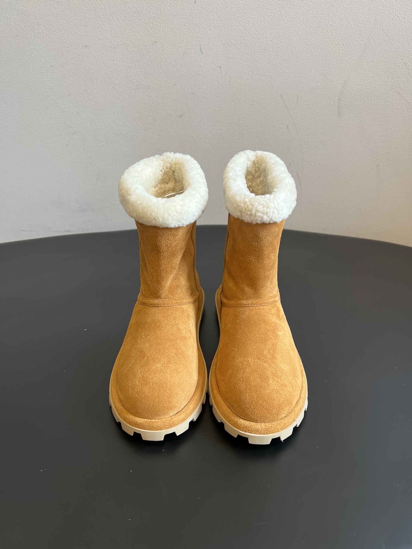 NO:614409,Top quality Miu Mi* 25ss new autumn and winter velvet short snow boots. The uppers are made of suede, and thick plush is added to the boot opening and lining. They feel particularly warm when worn in autumn and winter, and are suitable for low temperature environments. The thick toothed soles have good anti-slip properties, making walking stable and slightly increasing the height.  Short-cut + soft color, it can be worn with casual wear or gentle style. It is a 'all-purpose style for lazy people' in autumn and winter. The shoe shape is loose and does not squeeze the feet, and the height of the boot shaft is just stuck at the ankle position, so it does not appear bulky. Cow suede upper, wool lining, rubber outsole, increased by 2.5cm, size: 35-40 (40 yards customized, non-refundable), snow boots, miumiu, boots, chamois leather19860909顶级品质 Miu Mi* 25ss 秋冬新款加绒短筒雪地靴 鞋面是麂皮材质,靴口和内里都加了厚毛绒,秋冬穿脚感特别暖,适合低温环境.用了齿状厚底,防滑性不错,走路稳的同时还能轻微增高. 短筒+柔和色系,既能搭休闲装,也能配温柔风穿搭,是秋冬的“懒人百搭款”.鞋型宽松不挤脚,靴筒高度刚好卡在脚踝位置,不会显得笨重. 鞋面牛反绒 内里羊毛 大底橡胶大底 增高2.5cm size :35-40码（40码定制不退换）,雪地靴,miumiu,boots,chamois leather,Women's Shoes