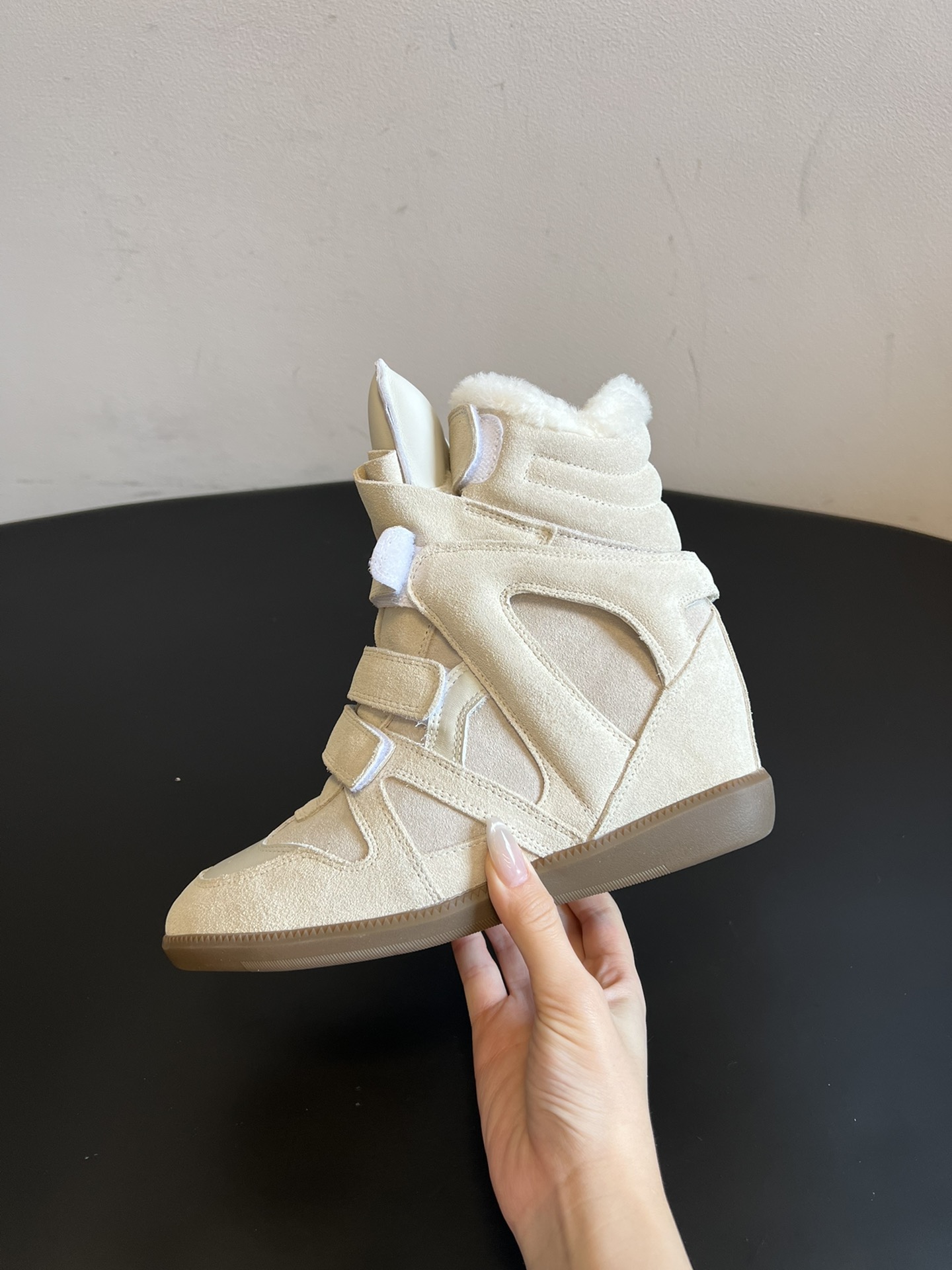 Isabel Maran*楔形增高加绒运动鞋自带7cm隐形楔形鞋跟，悄悄拉长腿型，同时保持运动鞋的舒适步