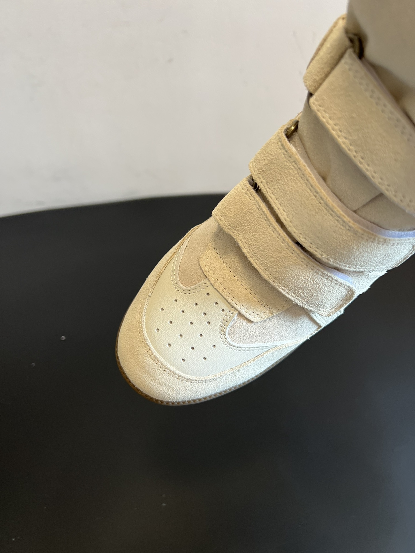 Isabel Maran*楔形增高加绒运动鞋自带7cm隐形楔形鞋跟，悄悄拉长腿型，同时保持运动鞋的舒适步