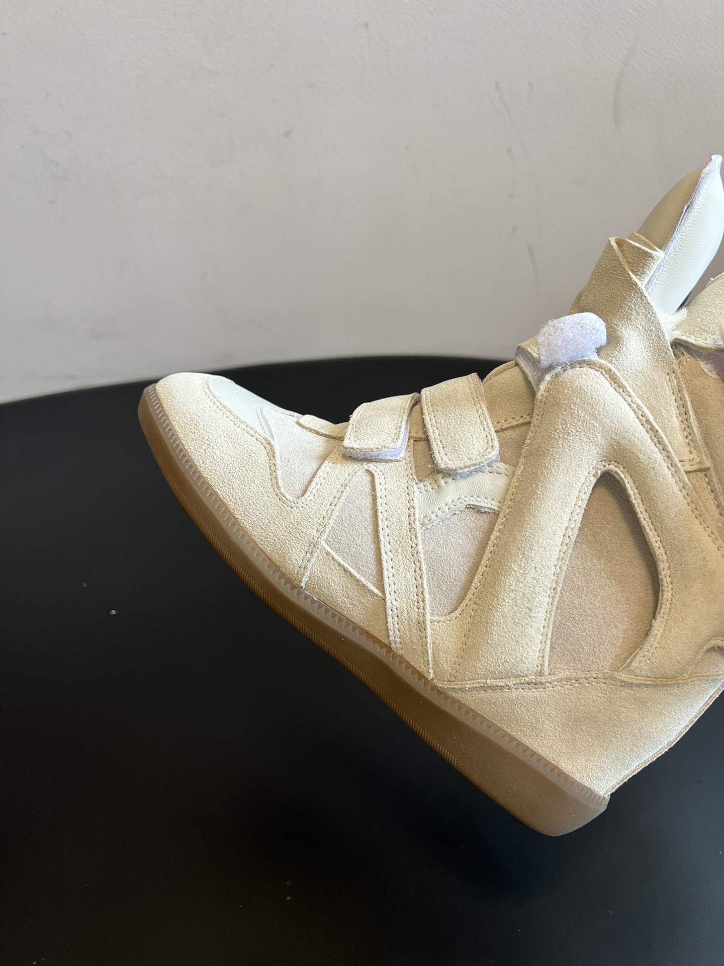 Isabel Maran*楔形增高加绒运动鞋自带7cm隐形楔形鞋跟，悄悄拉长腿型，同时保持运动鞋的舒适步