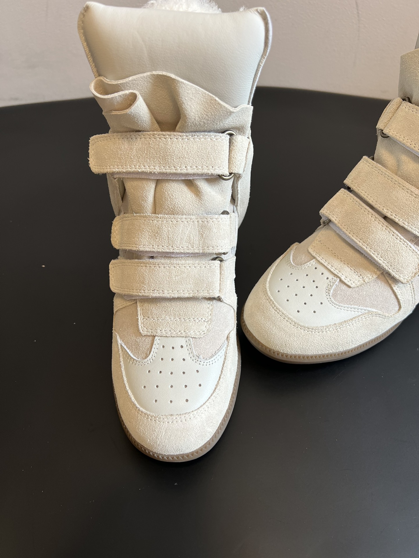 Isabel Maran*楔形增高加绒运动鞋自带7cm隐形楔形鞋跟，悄悄拉长腿型，同时保持运动鞋的舒适步