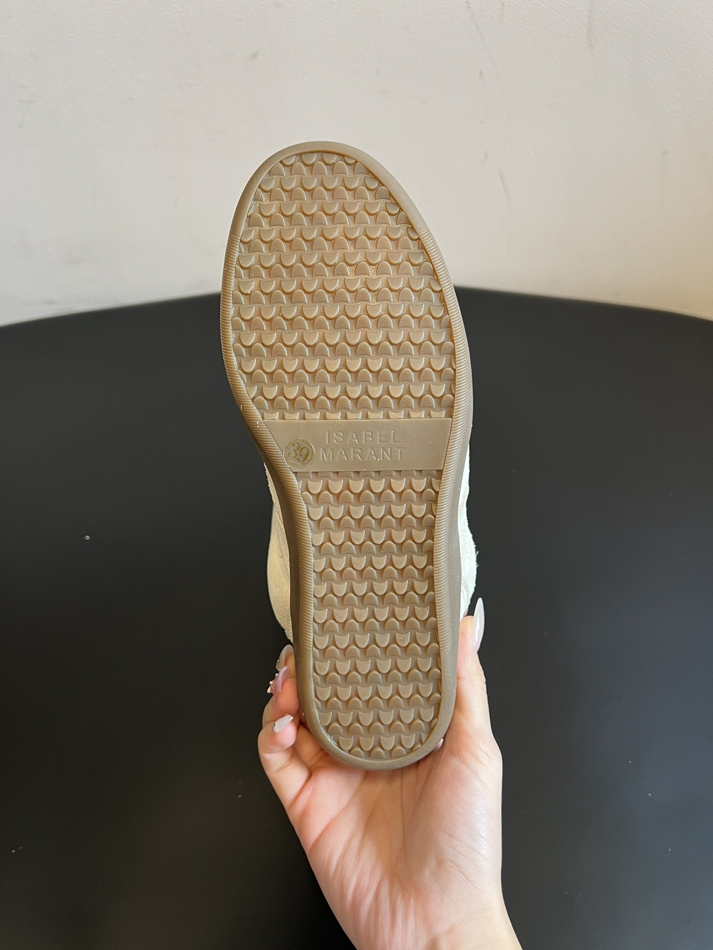 Isabel Maran*楔形增高加绒运动鞋自带7cm隐形楔形鞋跟，悄悄拉长腿型，同时保持运动鞋的舒适步