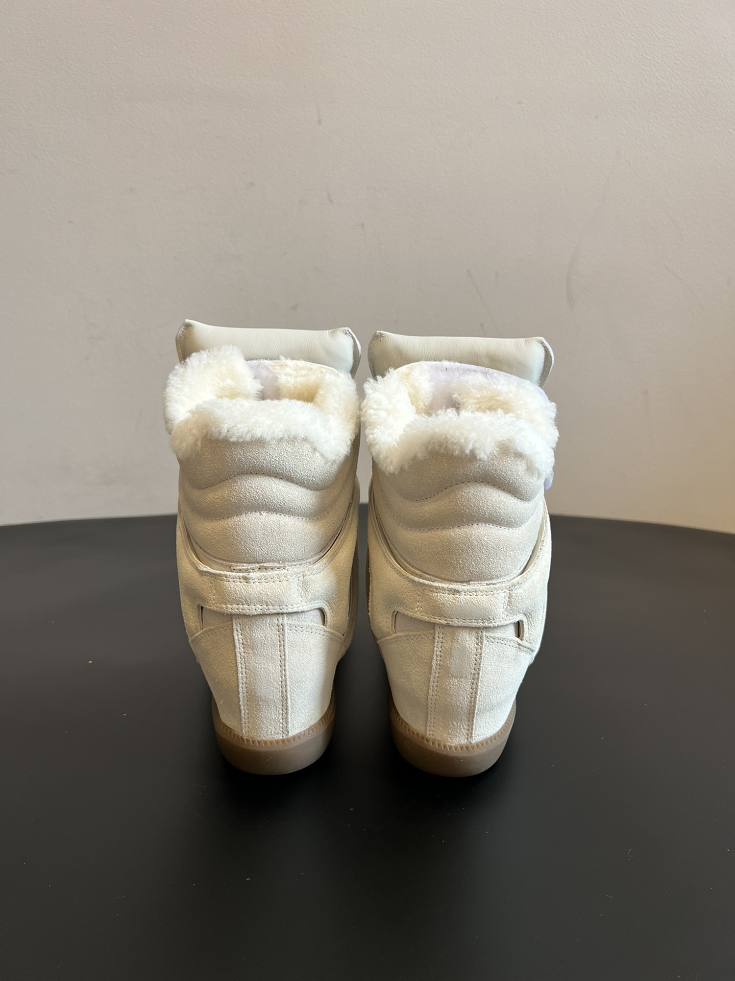 Isabel Maran*楔形增高加绒运动鞋自带7cm隐形楔形鞋跟，悄悄拉长腿型，同时保持运动鞋的舒适步