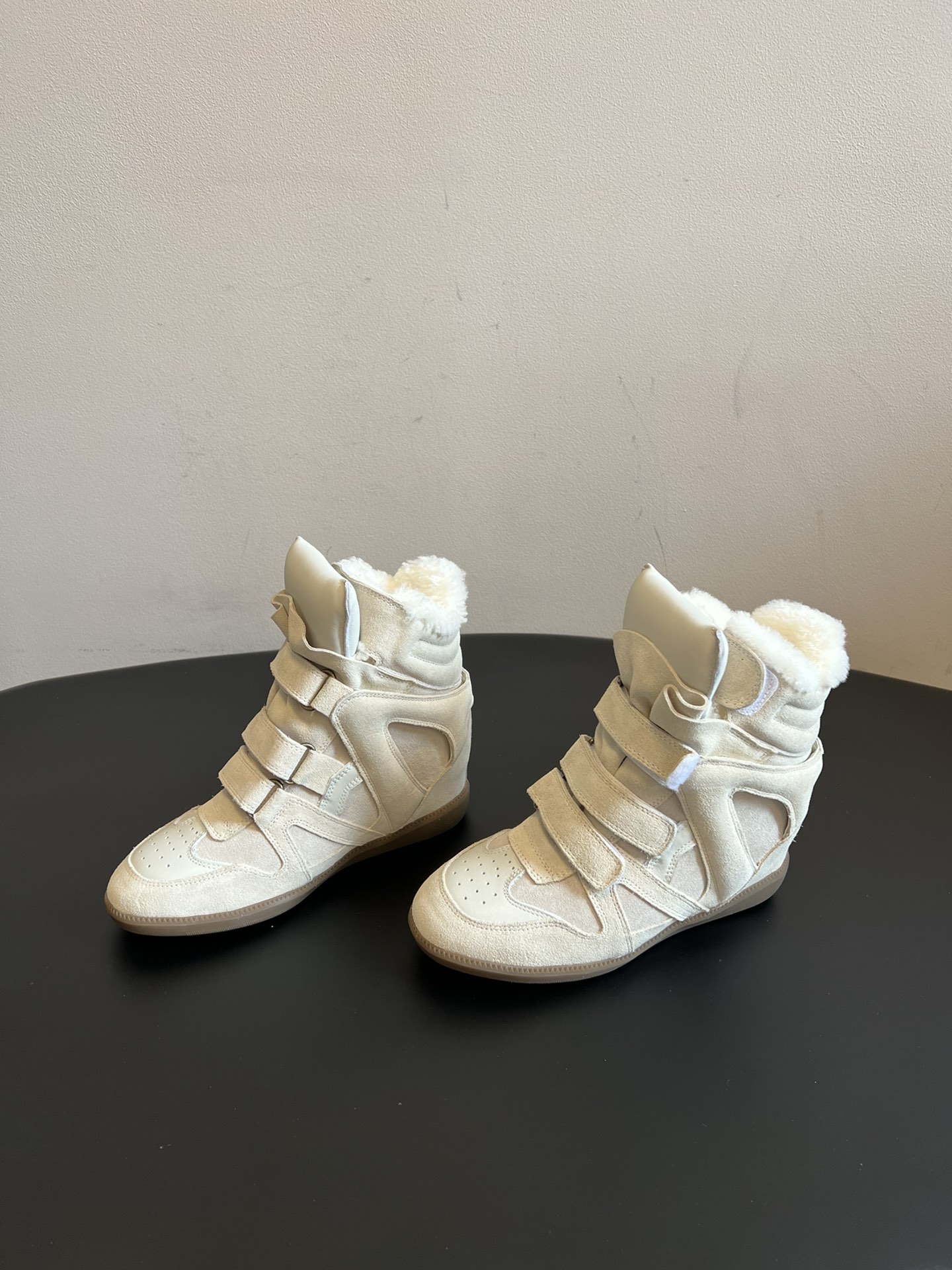 Isabel Maran*楔形增高加绒运动鞋自带7cm隐形楔形鞋跟，悄悄拉长腿型，同时保持运动鞋的舒适步