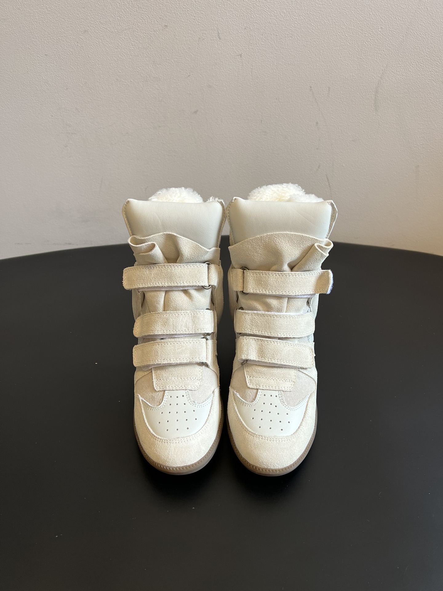 NO:614417,Top-quality Isabel Maran* wedge-shaped height-increasing plus fleece sneakers come with a 7cm invisible wedge heel, which quietly elongates the leg shape while maintaining the comfortable gait of sneakers and will not tire the feet like high-heeled shoes. Suede + leather splicing is commonly used, and the texture is high-end; the style in the picture also has a plush lining, which is suitable for keeping warm in autumn and winter.  High-top silhouette + multiple Velcro straps, the design is highly recognizable, with a sporty and casual feel, but also a cool French relaxed feel. It can be adapted to various styles such as jeans, dresses, leggings, etc., and is a 'Taiwan Balm' item that is both height-increasing, comfortable and fashionable. The upper is cow suede, the lining is wool, and the outsole is rubber outsole, which increases the size by 7cm.  : 35-40 yards (customized sizes 40 are non-refundable), snow boots, boots, high heels, sneakers, skirts, jeans, chamois leather19860909顶级品质 Isabel Maran*楔形增高加绒运动鞋 自带7cm隐形楔形鞋跟,悄悄拉长腿型,同时保持运动鞋的舒适步态,不会像高跟鞋那样累脚.常用麂皮+皮革拼接,质感高级；图中款式还加了毛绒内里,适合秋冬保暖. 高帮廓形+多道魔术贴绑带,设计辨识度高,既有运动休闲感,又带点酷飒的法式松弛感.能适配牛仔裤、连衣裙、leggings等多种风格,是兼具增高、舒适、时髦的“万金油”单品. 鞋面牛反绒 内里羊毛 大底橡胶大底 增高7cm size :35-40码（40码定制不退换）,雪地靴,boots,high heels,sneakers,skirts,jeans,chamois leather,Women's Shoes