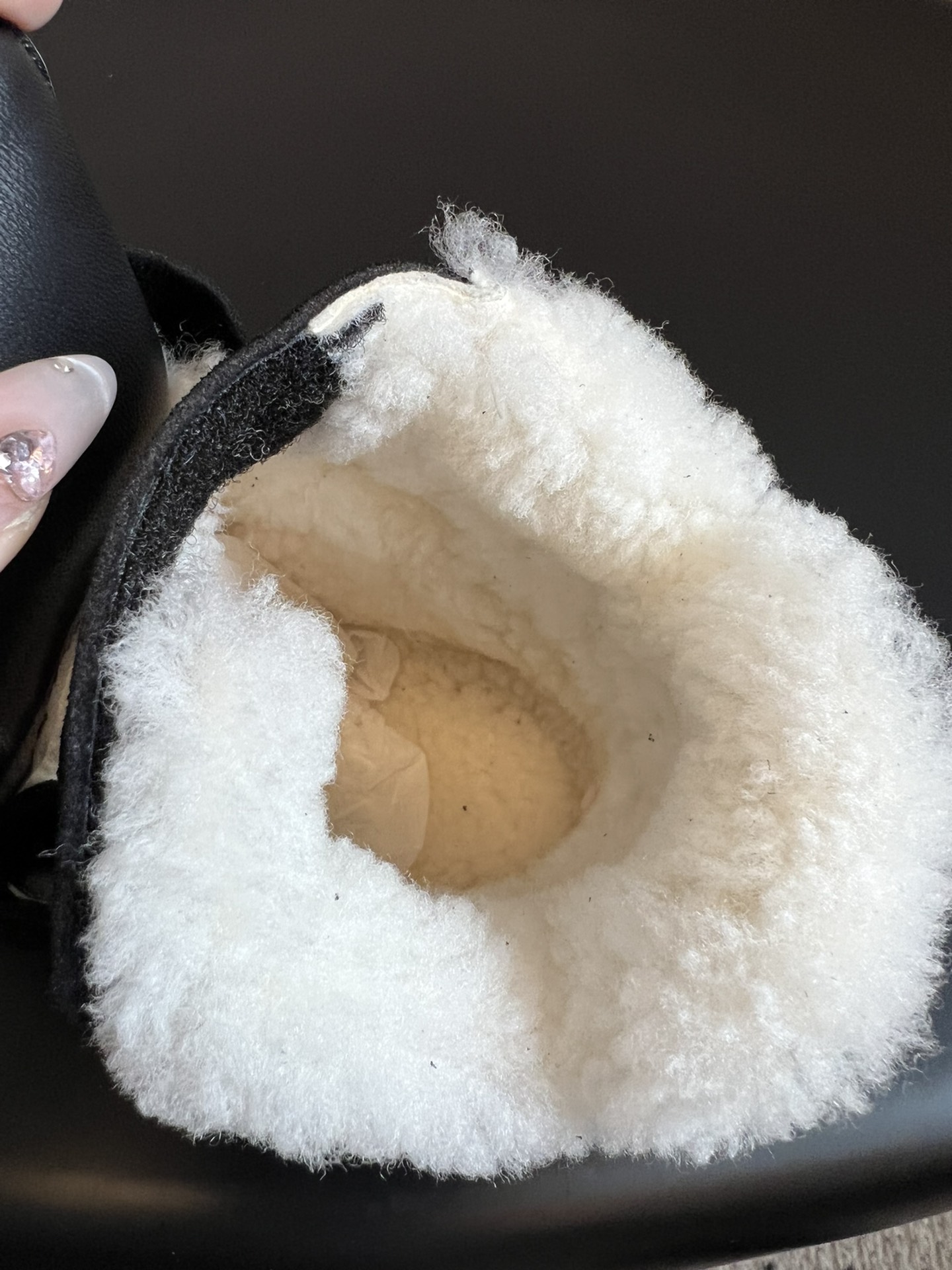 Isabel Maran*楔形增高加绒运动鞋自带7cm隐形楔形鞋跟，悄悄拉长腿型，同时保持运动鞋的舒适步