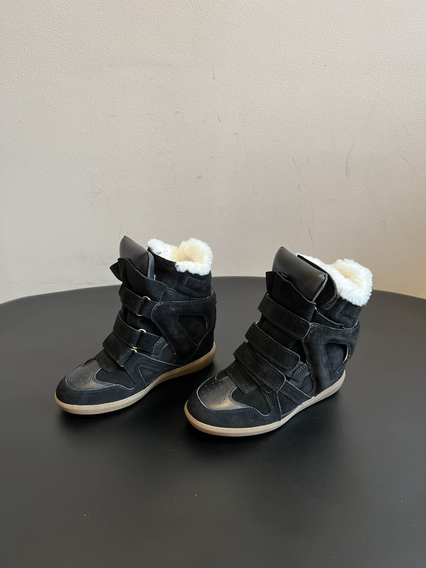 Isabel Maran*楔形增高加绒运动鞋自带7cm隐形楔形鞋跟，悄悄拉长腿型，同时保持运动鞋的舒适步