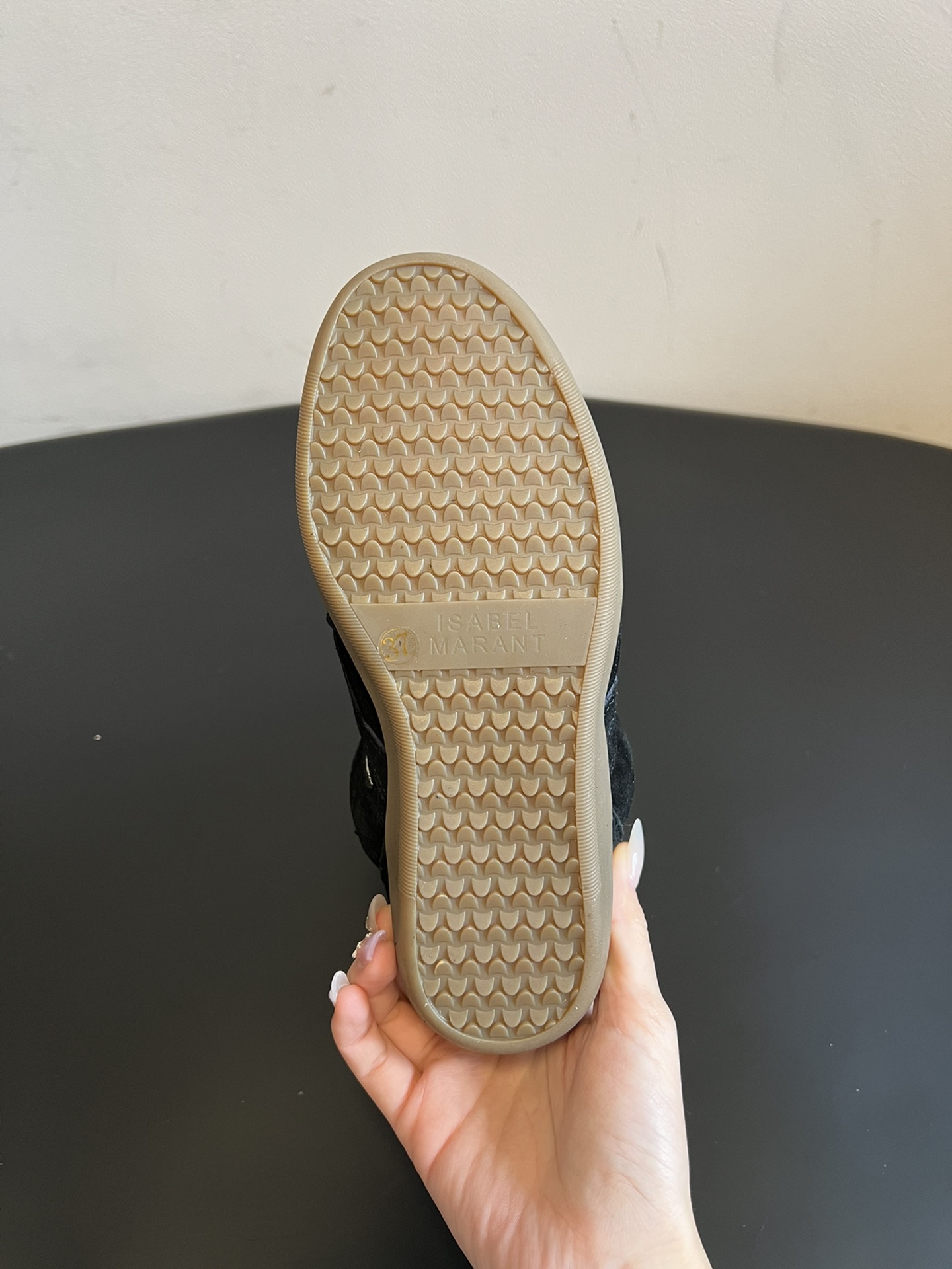 Isabel Maran*楔形增高加绒运动鞋自带7cm隐形楔形鞋跟，悄悄拉长腿型，同时保持运动鞋的舒适步