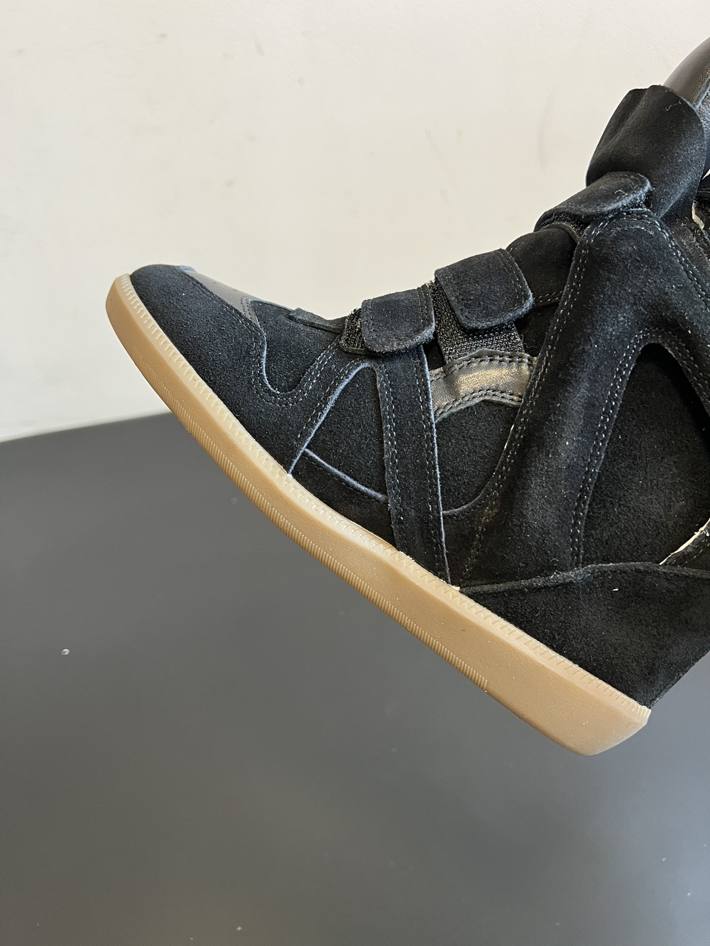 Isabel Maran*楔形增高加绒运动鞋自带7cm隐形楔形鞋跟，悄悄拉长腿型，同时保持运动鞋的舒适步