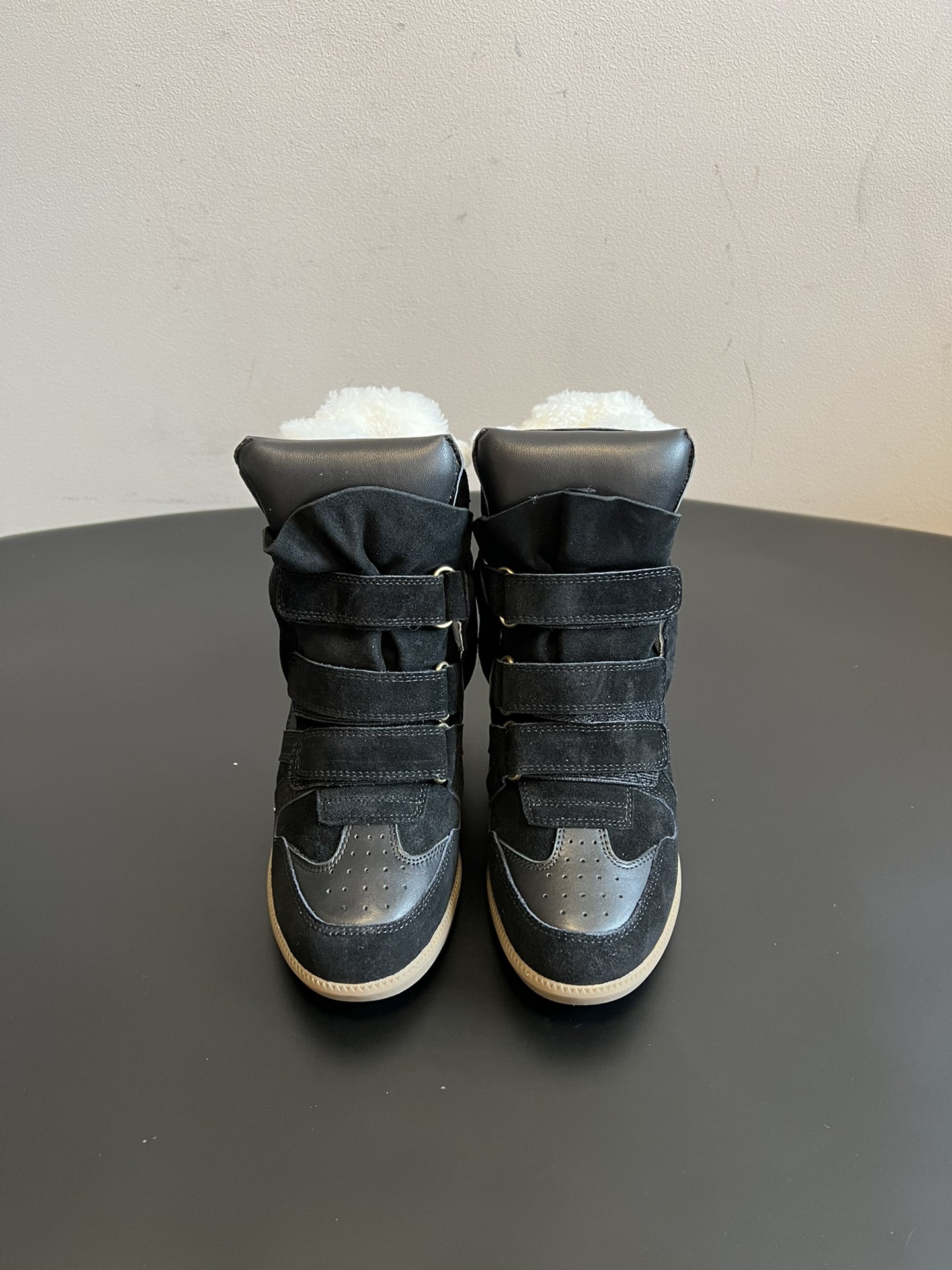 Isabel Maran*楔形增高加绒运动鞋自带7cm隐形楔形鞋跟，悄悄拉长腿型，同时保持运动鞋的舒适步