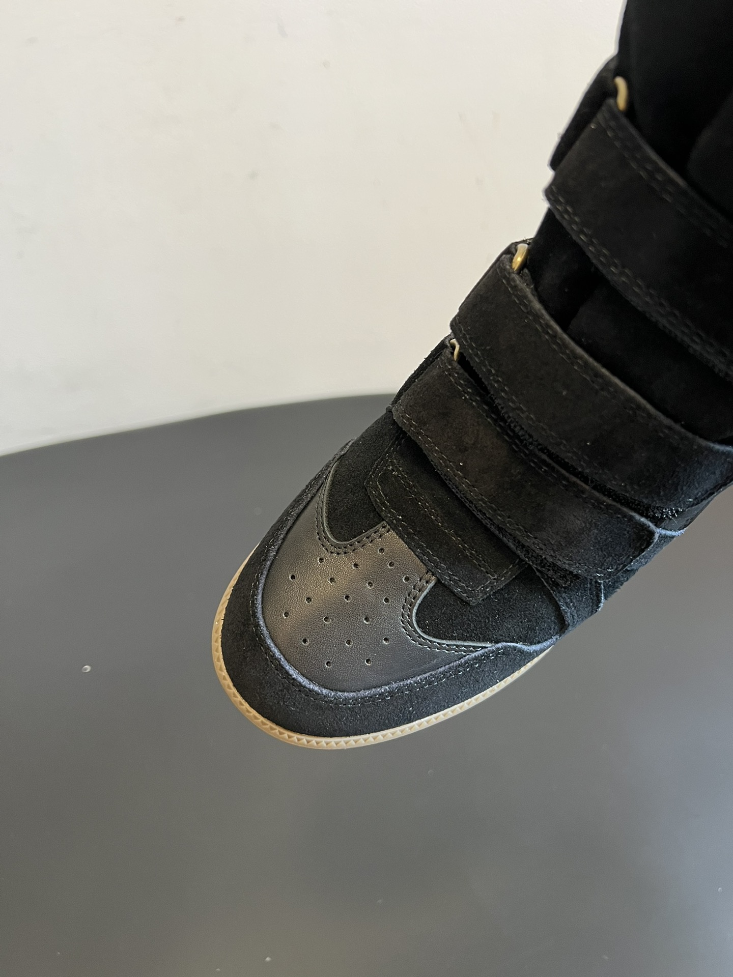 Isabel Maran*楔形增高加绒运动鞋自带7cm隐形楔形鞋跟，悄悄拉长腿型，同时保持运动鞋的舒适步