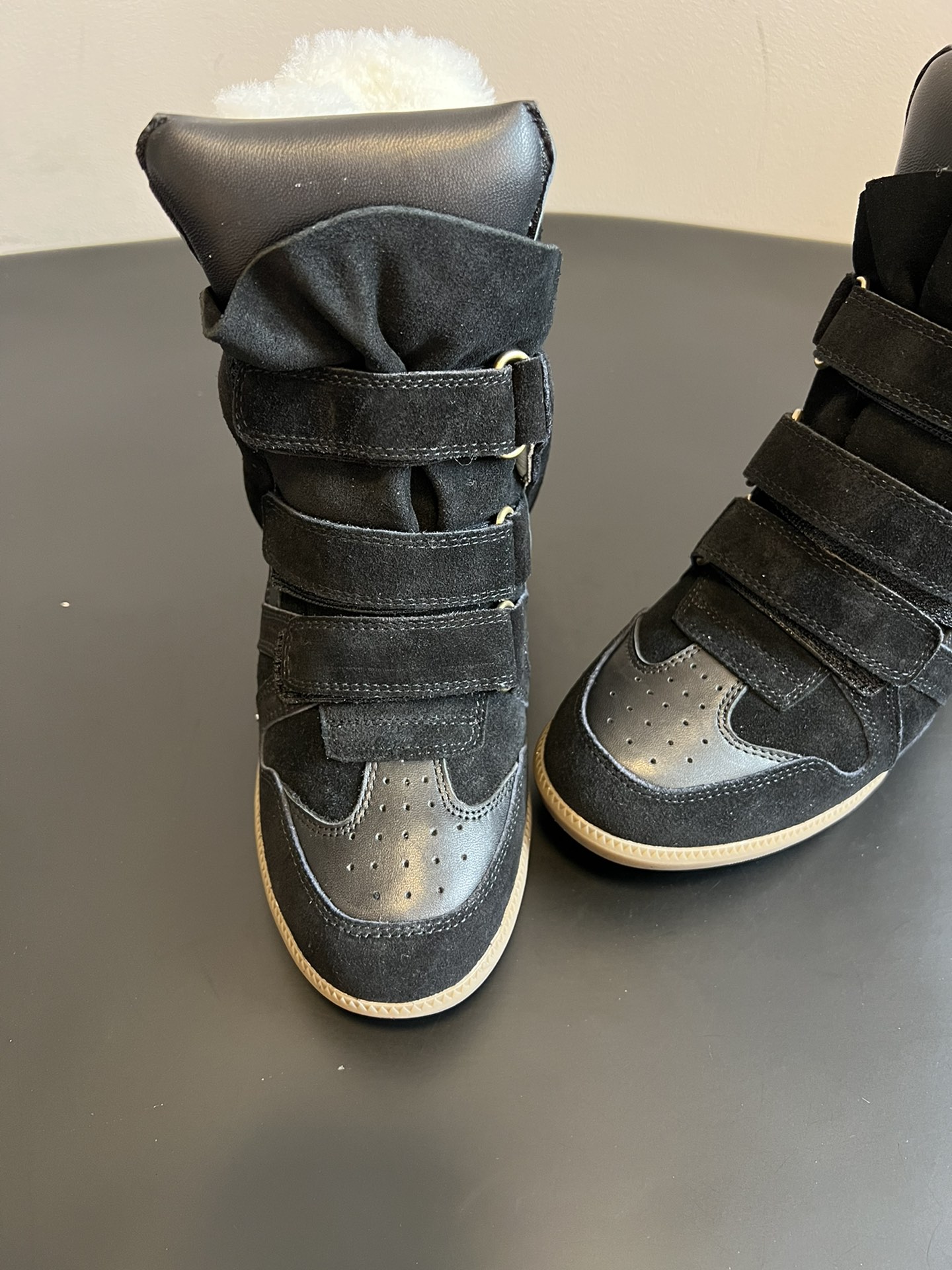 Isabel Maran*楔形增高加绒运动鞋自带7cm隐形楔形鞋跟，悄悄拉长腿型，同时保持运动鞋的舒适步