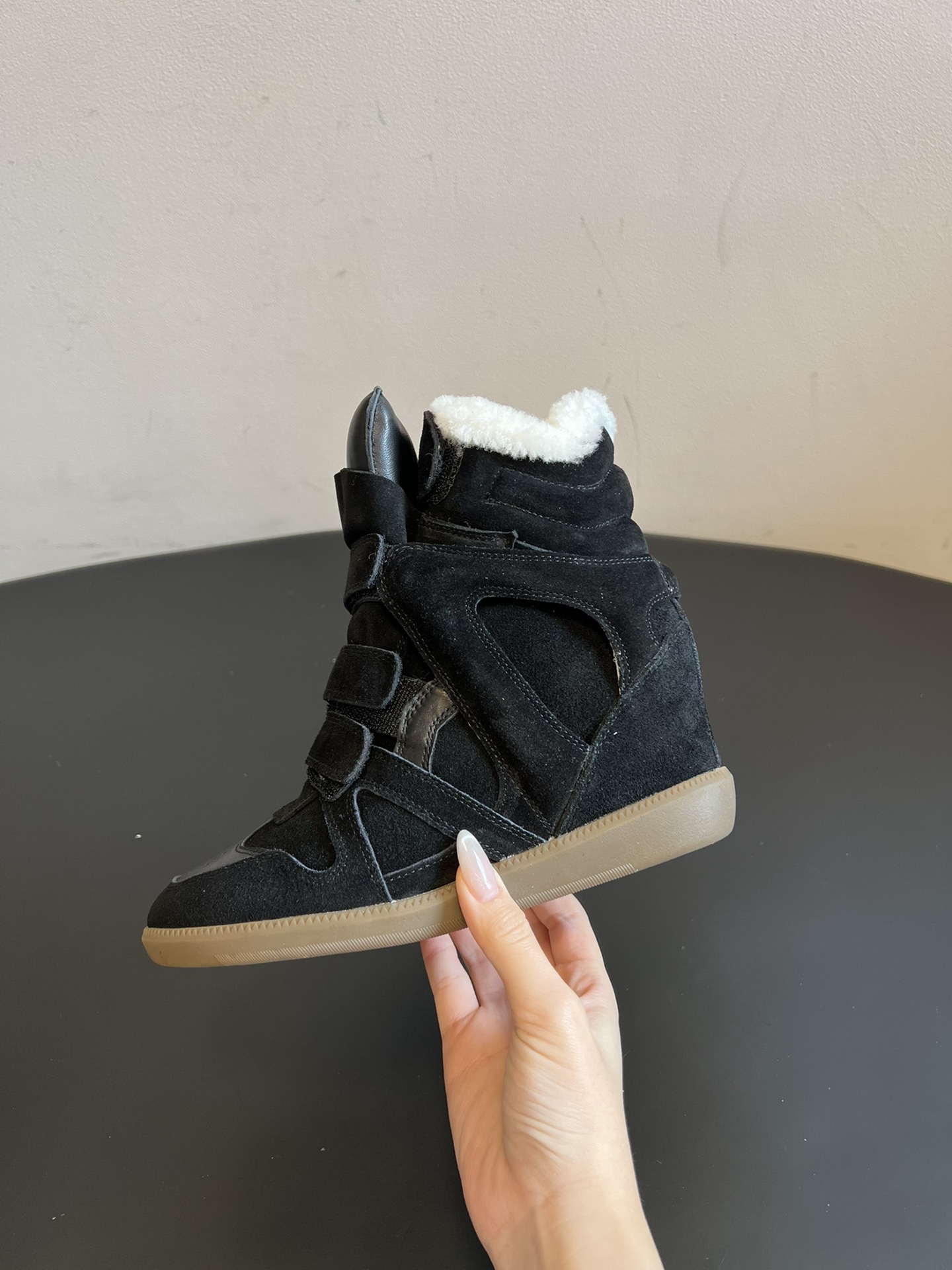 Isabel Maran*楔形增高加绒运动鞋自带7cm隐形楔形鞋跟，悄悄拉长腿型，同时保持运动鞋的舒适步