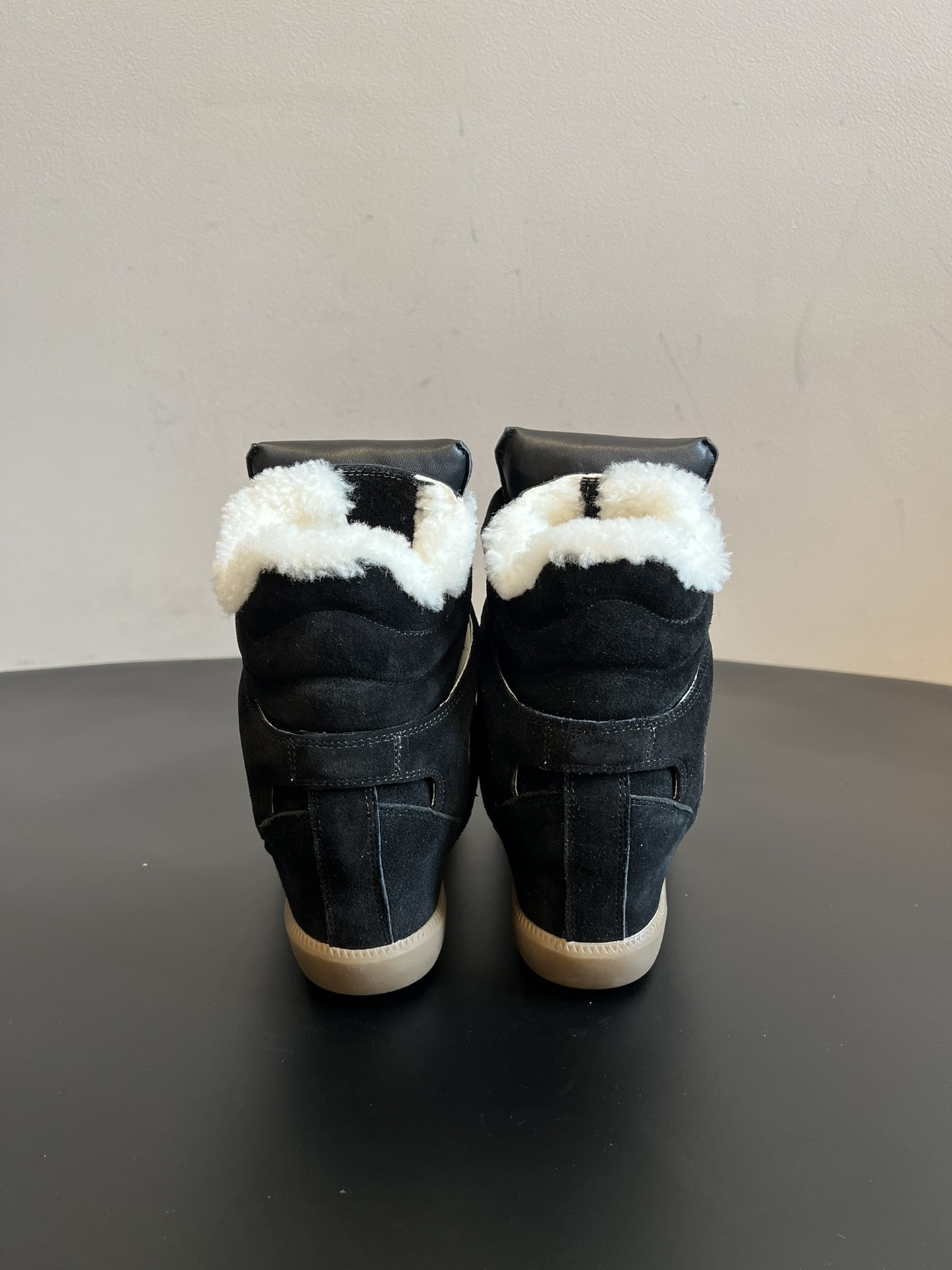 Isabel Maran*楔形增高加绒运动鞋自带7cm隐形楔形鞋跟，悄悄拉长腿型，同时保持运动鞋的舒适步