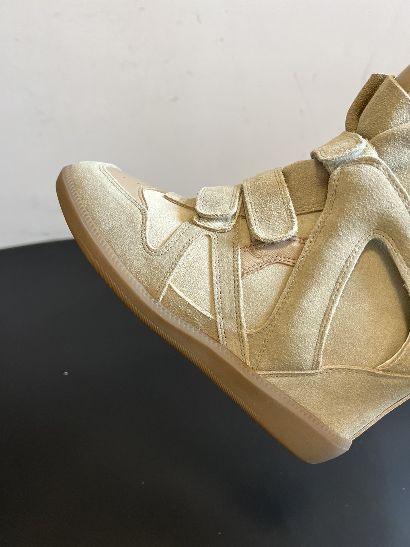 Isabel Maran*楔形增高加绒运动鞋自带7cm隐形楔形鞋跟，悄悄拉长腿型，同时保持运动鞋的舒适步