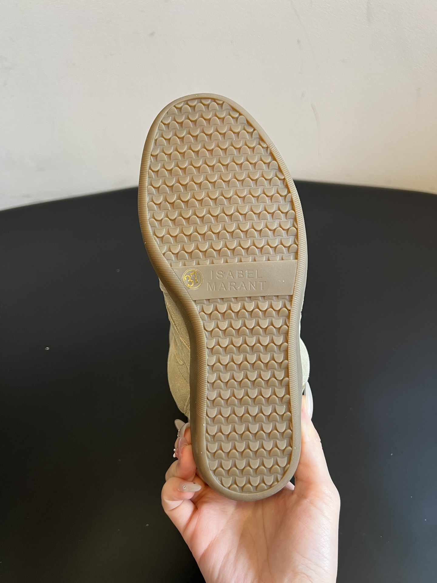 Isabel Maran*楔形增高加绒运动鞋自带7cm隐形楔形鞋跟，悄悄拉长腿型，同时保持运动鞋的舒适步